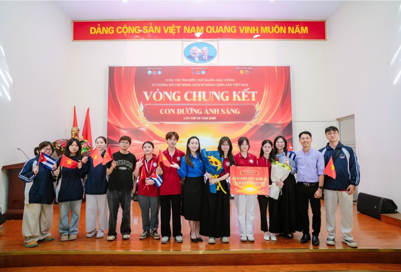 Yến Trang đoạt Giải khuyến khích cuộc thi “Con đường ánh sáng”. Ảnh: NV