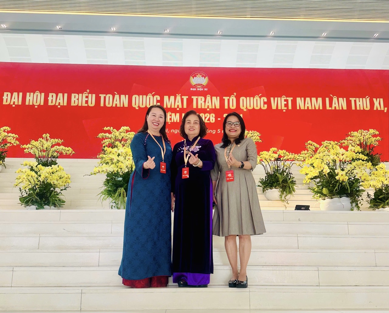 Đại biểu Hội Nữ trí thức Việt Nam tham dự Đại hội gồm có GS.TS Lê Thị Hợp, Chủ tịch Hội Nữ trí thức Việt Nam (ở gữa). Bà Nguyễn Thị Ái Vân, Chủ tịch Hội Nữ trí thức Huế, Bí thư Đảng ủy MTTQ Huế (Bên trái) và GS. Ngô Phương Lan