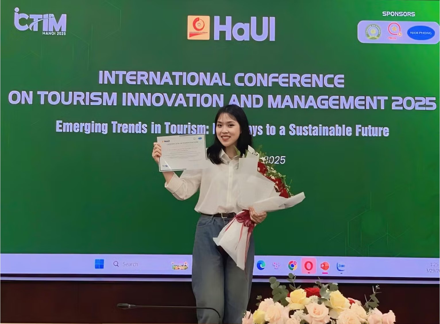 Lê Thanh Ngân, sinh viên năm thứ tư ngành Quản trị Dịch vụ du lịch và lữ hành, Trường Ngoại ngữ Du lịch, Đại học Công nghiệp Hà Nội