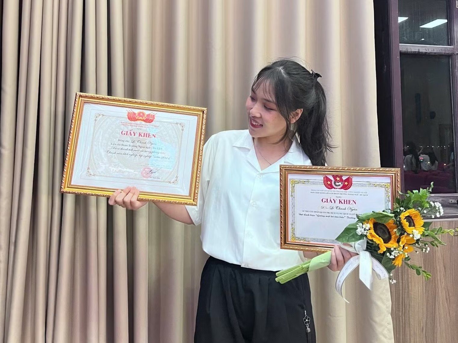 Lê Thanh Ngân nhận giấy khen đạt thành tích xuất sắc trong phong trào sinh viên khởi nghiệp, lập nghiệp tại HaUI.