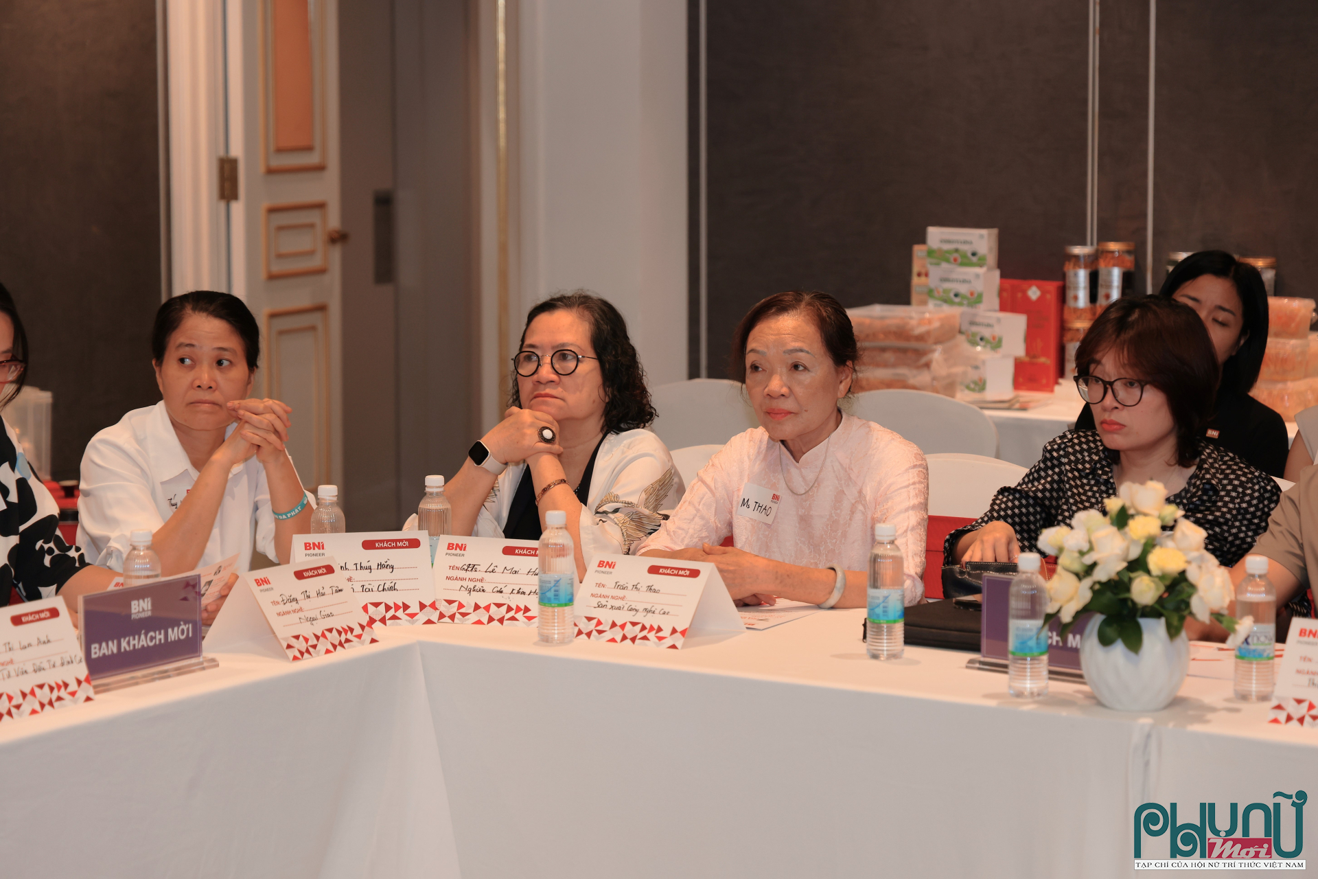 GS.TS. Lê Mai Hương, Phó Chủ tịch Hội Nữ trí thức Việt Nam (thứ 2 từ trái qua) tham dự chương trình