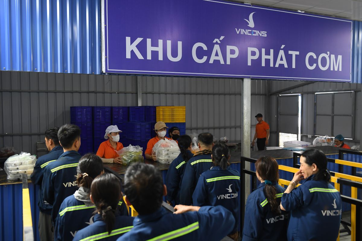 Người lao động nhận suất ăn trưa đảm bảo dinh dưỡng và an toàn thực phẩm