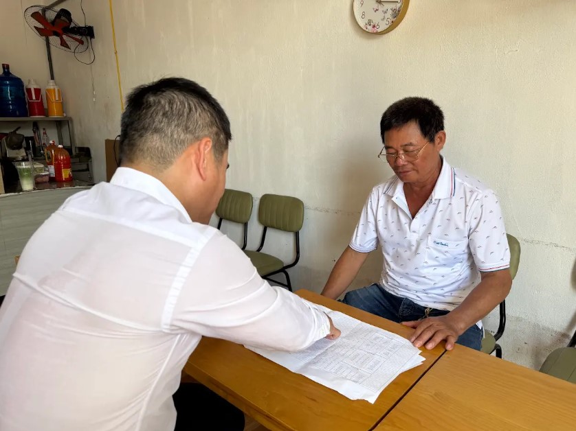 Ông Quỳnh (phải) đang tìm hiểu về các vị trí việc làm trong công trường để giới thiệu cho con cháu.