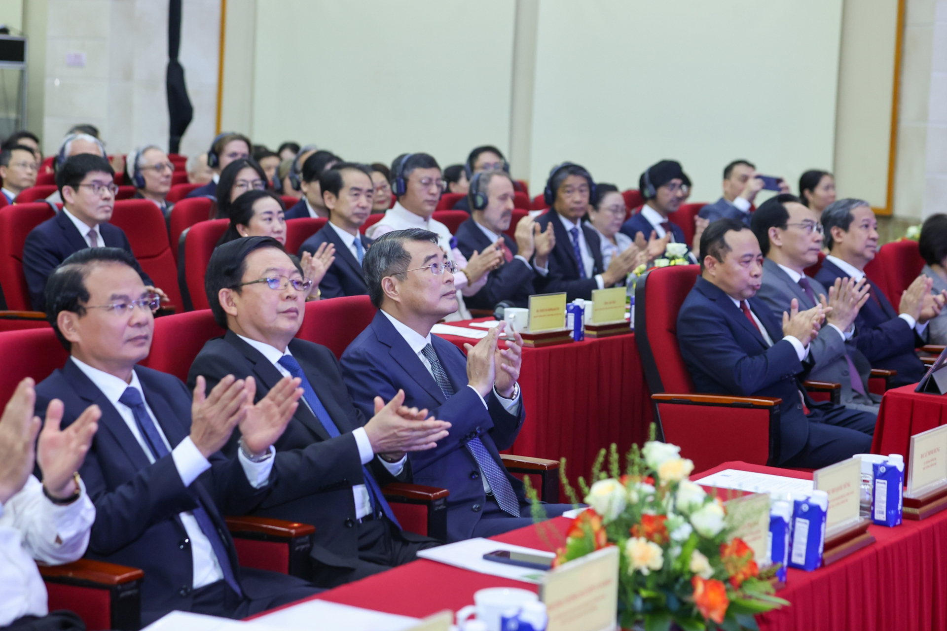 Thủ tướng Lê Minh Hưng và các đại biểu dự Lễ chào mừng Ngày Khoa học, Công nghệ và Đổi mới sáng tạo Việt Nam và Hội nghị triển khai công nghệ chiến lược - Ảnh: VGP/Nhật Bắc