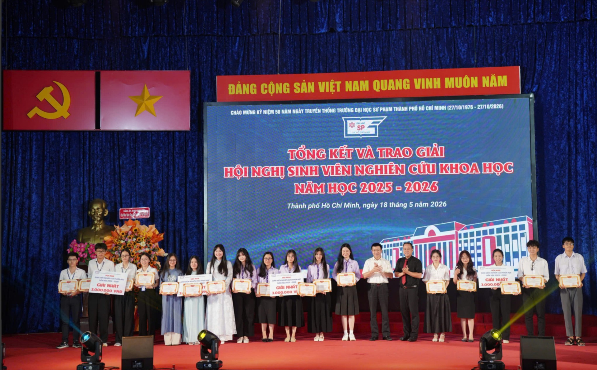 Ông Vũ Thanh Bình - Phó Cục trưởng Cục Khoa học Công nghệ và Thông tin và Ông Huỳnh Văn Sơn - Phó Bí thư Đảng ủy, Hiệu trưởng Nhà trường trao giải cho các đề tài đạt giải Nhất tại Hội nghị