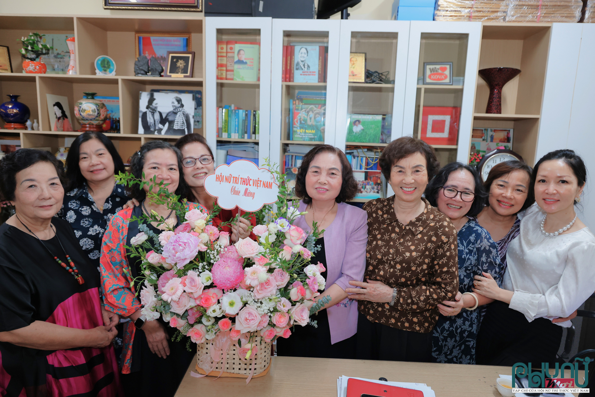 Lãnh đạo Hội Nữ trí thức Việt Nam tặng hoa chúc mừng lễ ra mắt Viện Nghiên cứu và Ứng dụng Hóa sinh, Nông nghiệp và Môi trường (BioCHAE).