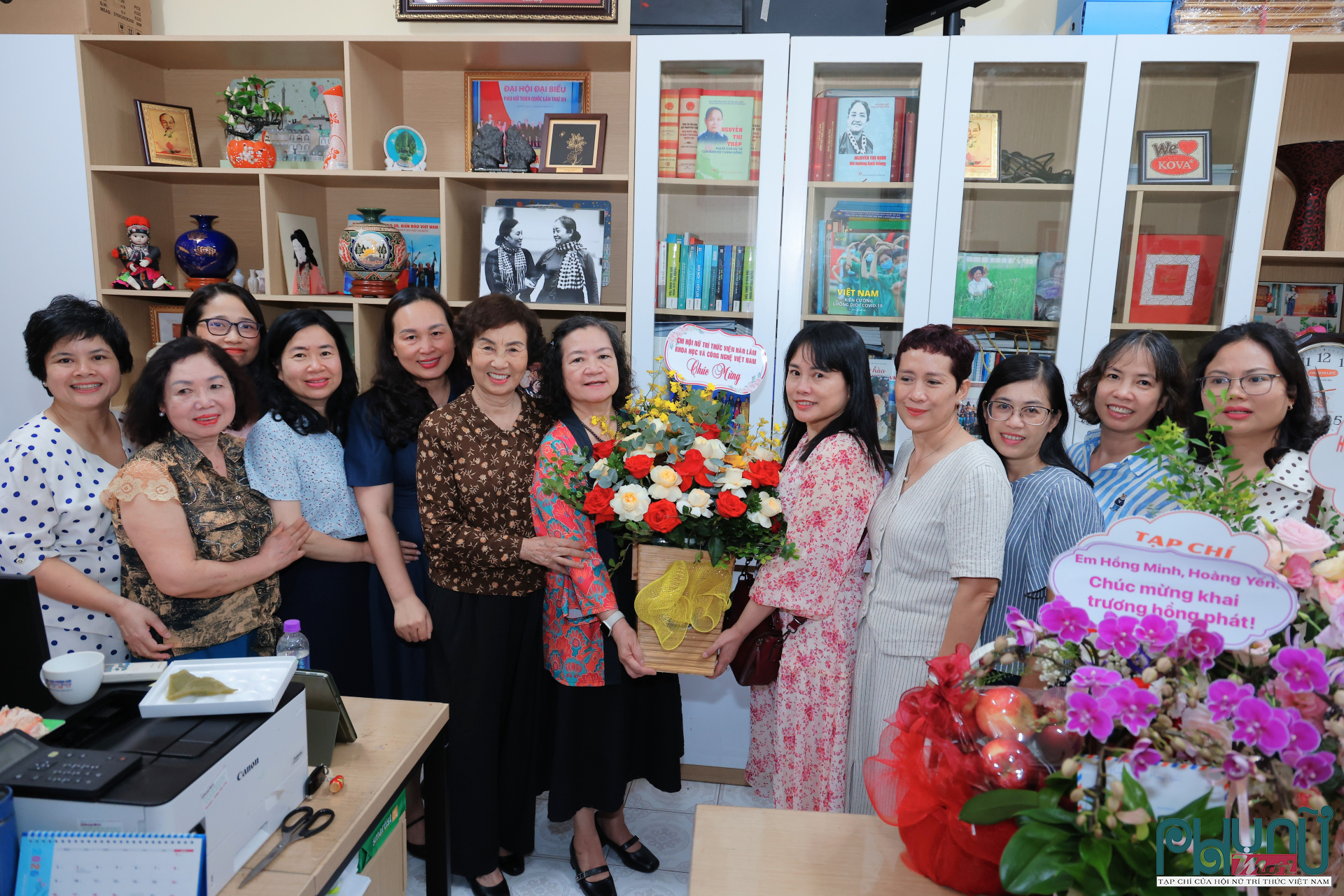 Chi hội Nữ trí thức Viện Hàn lâm Khoa học và Công nghệ Việt Nam tặng hoa chúc mừng lễ ra mắt Viện Nghiên cứu và Ứng dụng Hóa sinh, Nông nghiệp và Môi trường (BioCHAE).