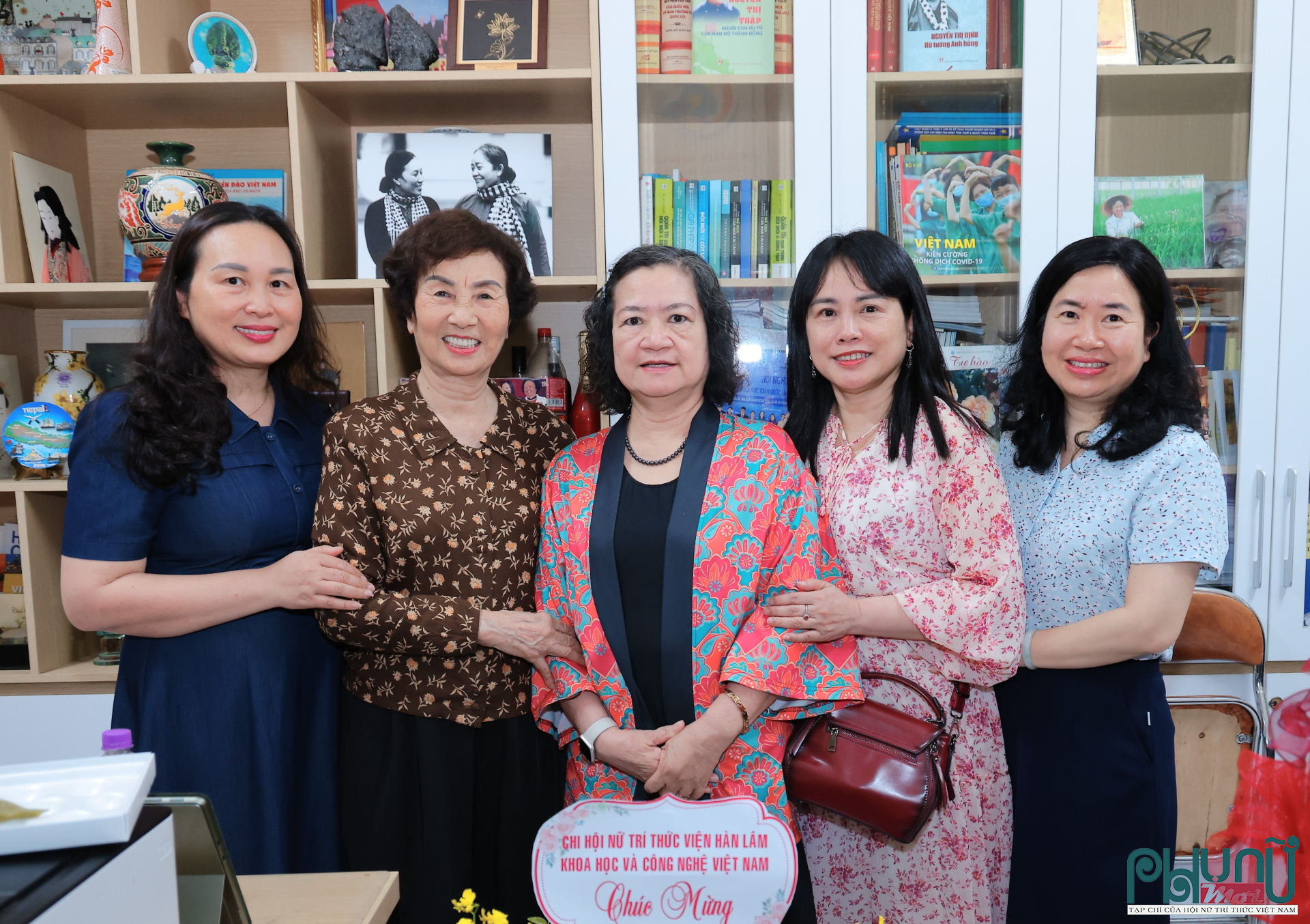 Các đại biểu chụp ảnh lưu niệm tại lễ ra mắt Viện Nghiên cứu và Ứng dụng Hóa sinh, Nông nghiệp và Môi trường (BioCHAE).