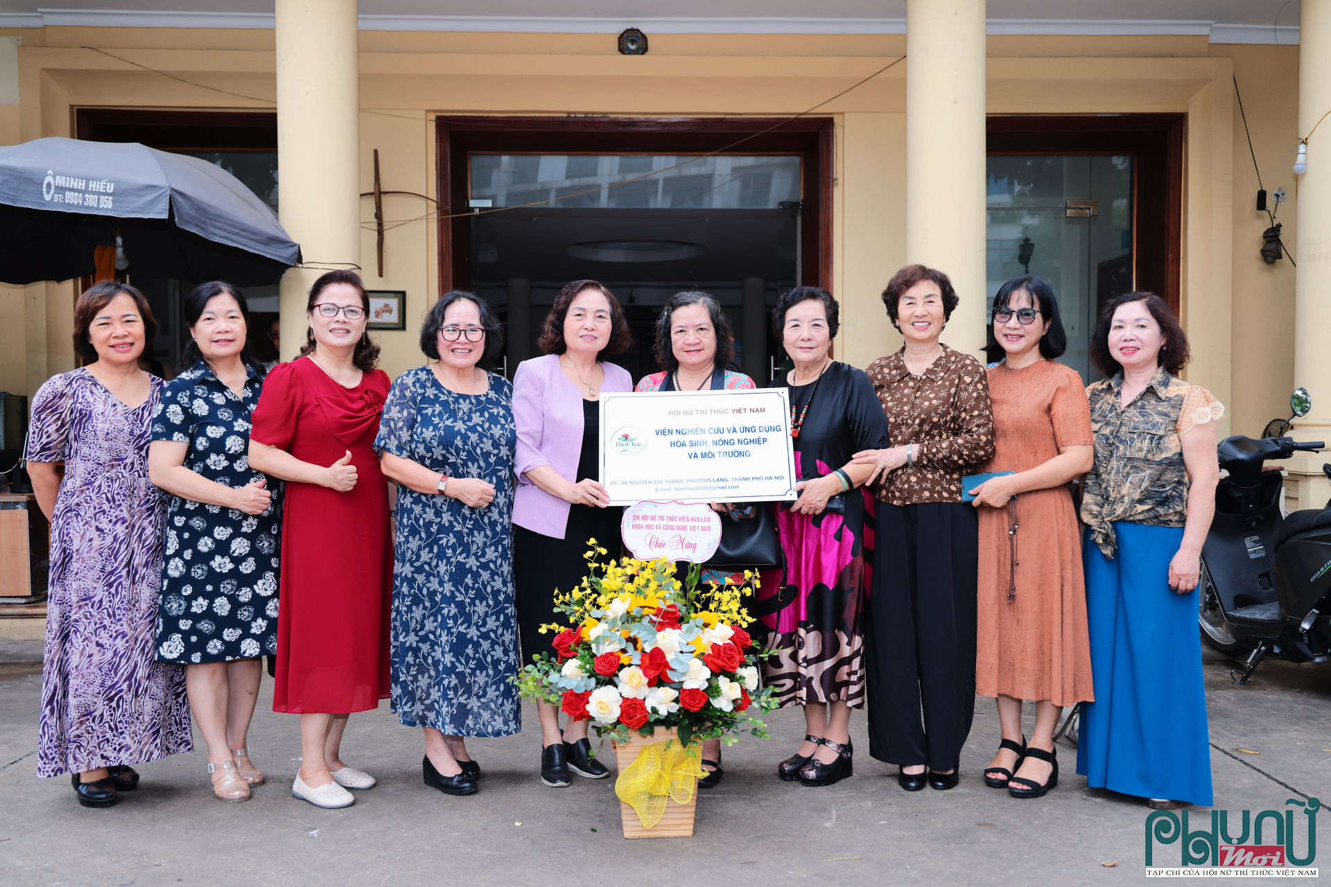 Lãnh đạo Hội Nữ trí thức Việt Nam chụp ảnh lưu niệm tại lễ ra mắt Viện Nghiên cứu và Ứng dụng Hóa sinh, Nông nghiệp và Môi trường (BioCHAE).