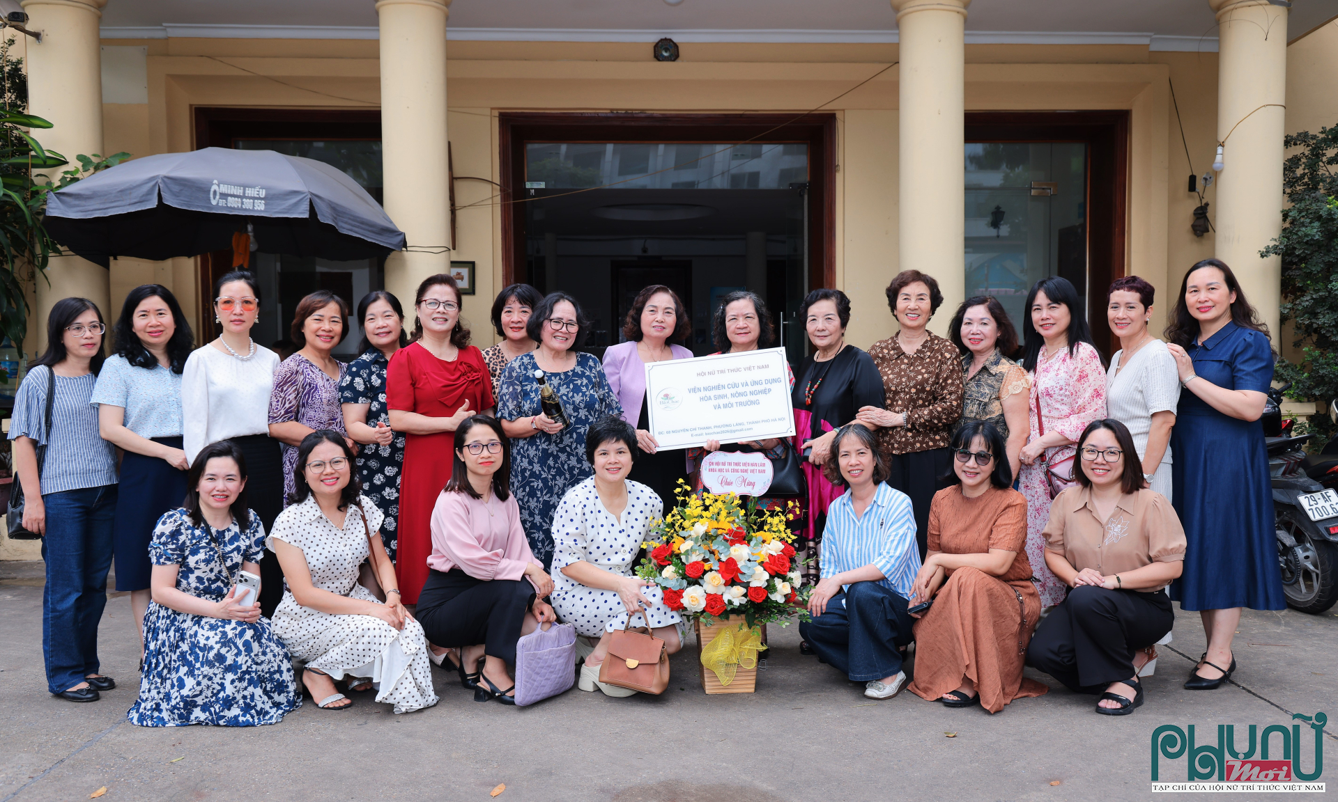 Các đại biểu chụp ảnh lưu niệm tại lễ ra mắt Viện Nghiên cứu và Ứng dụng Hóa sinh, Nông nghiệp và Môi trường (BioCHAE).
