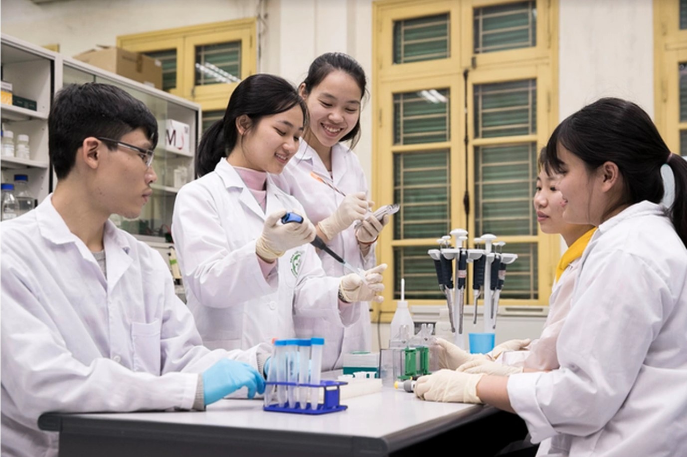 Sinh viên ngành khoa học, công nghệ chiến lược được cấp học bổng tới 8,4 triệu đồng/tháng. Ảnh minh họa: ITN
