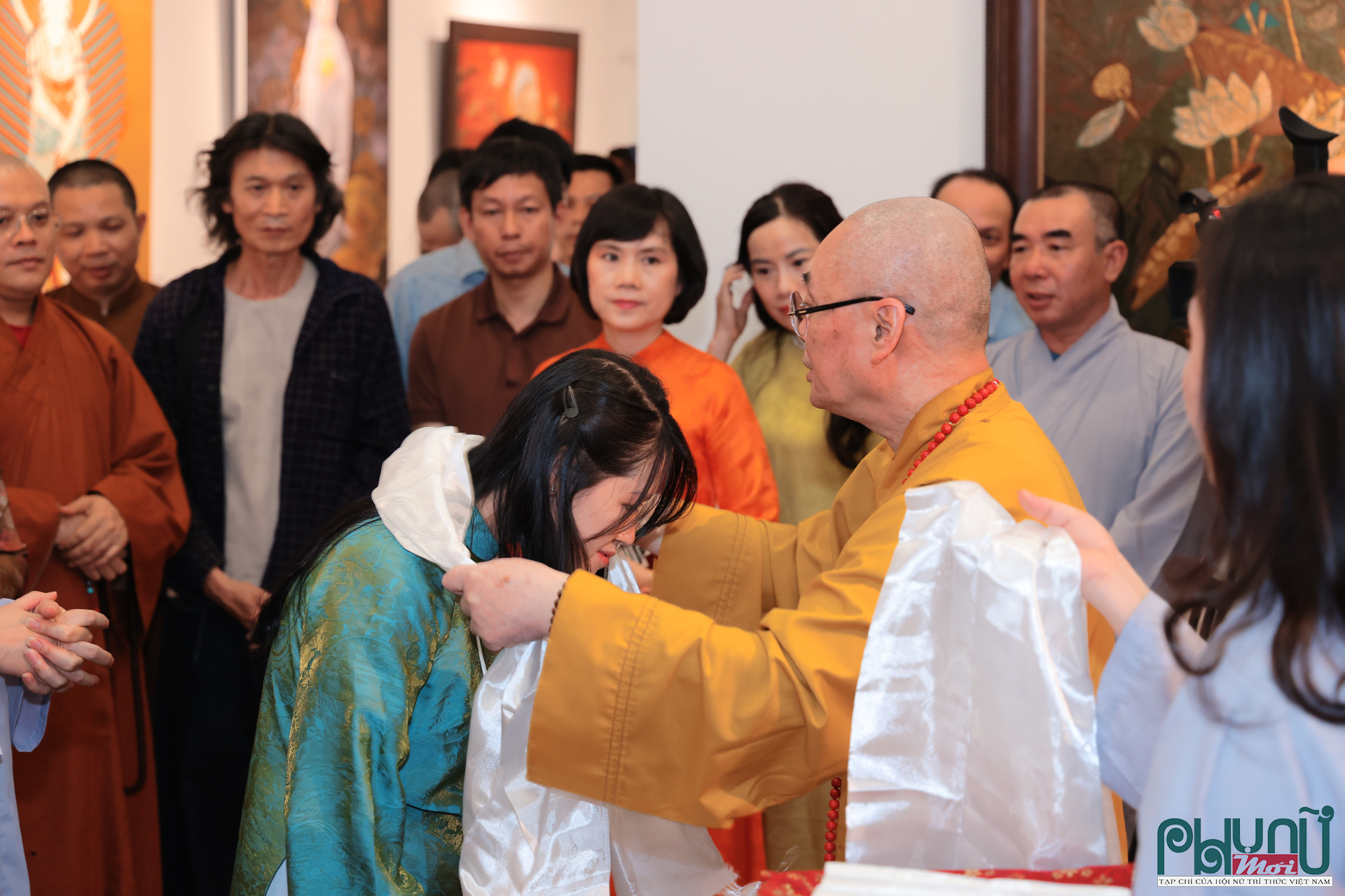 Thượng tọa Thích Minh Hiền trao quà tri ân 37 họa sĩ tham gia triển lãm.