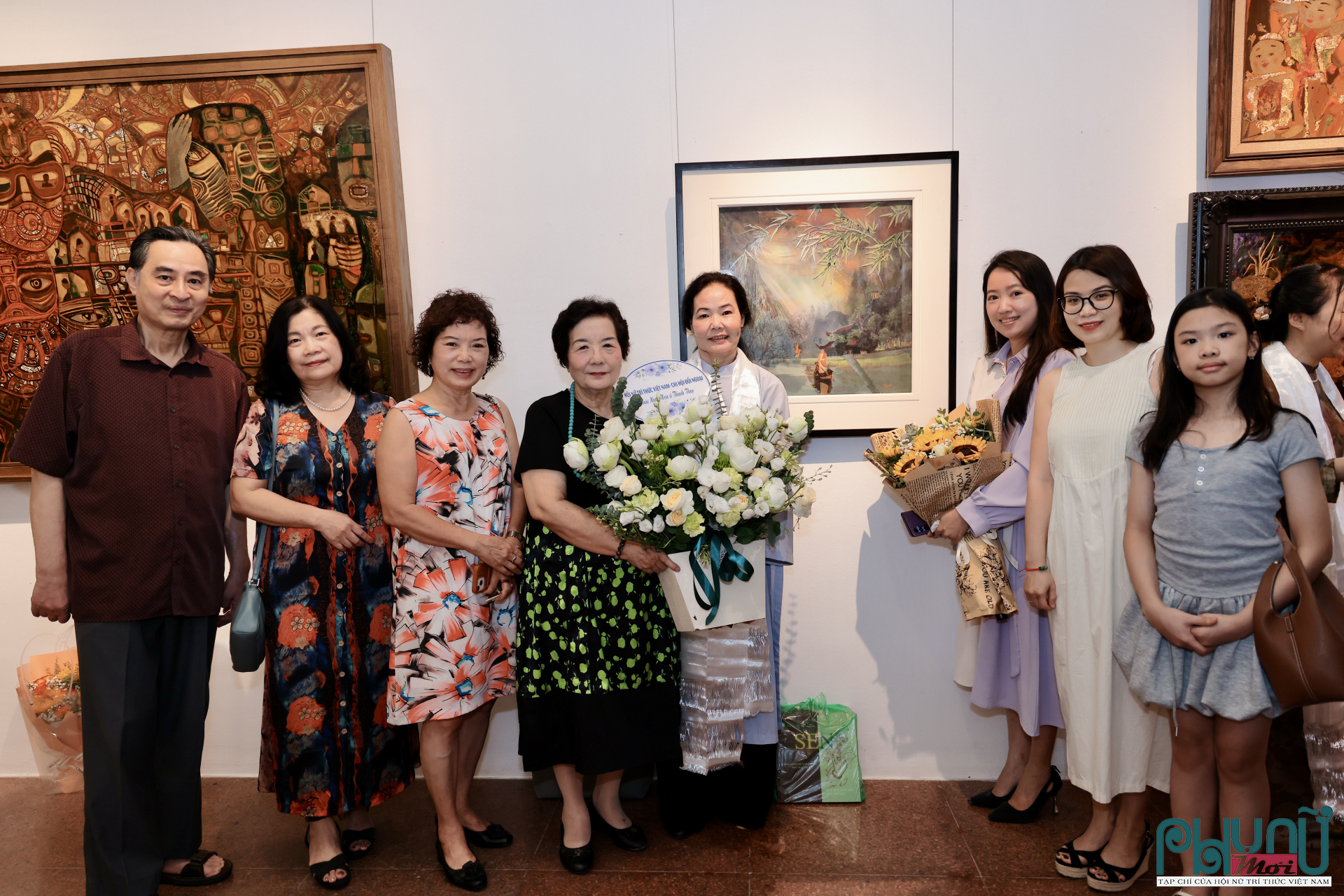 Đại sứ Nguyễn Thị Hồi (thứ tư từ trái sang) cùng lãnh đạo Hội Nữ trí thức Việt Nam tặng hoa chúc mừng họa sĩ Trần Thanh Thục tại triển lãm.
