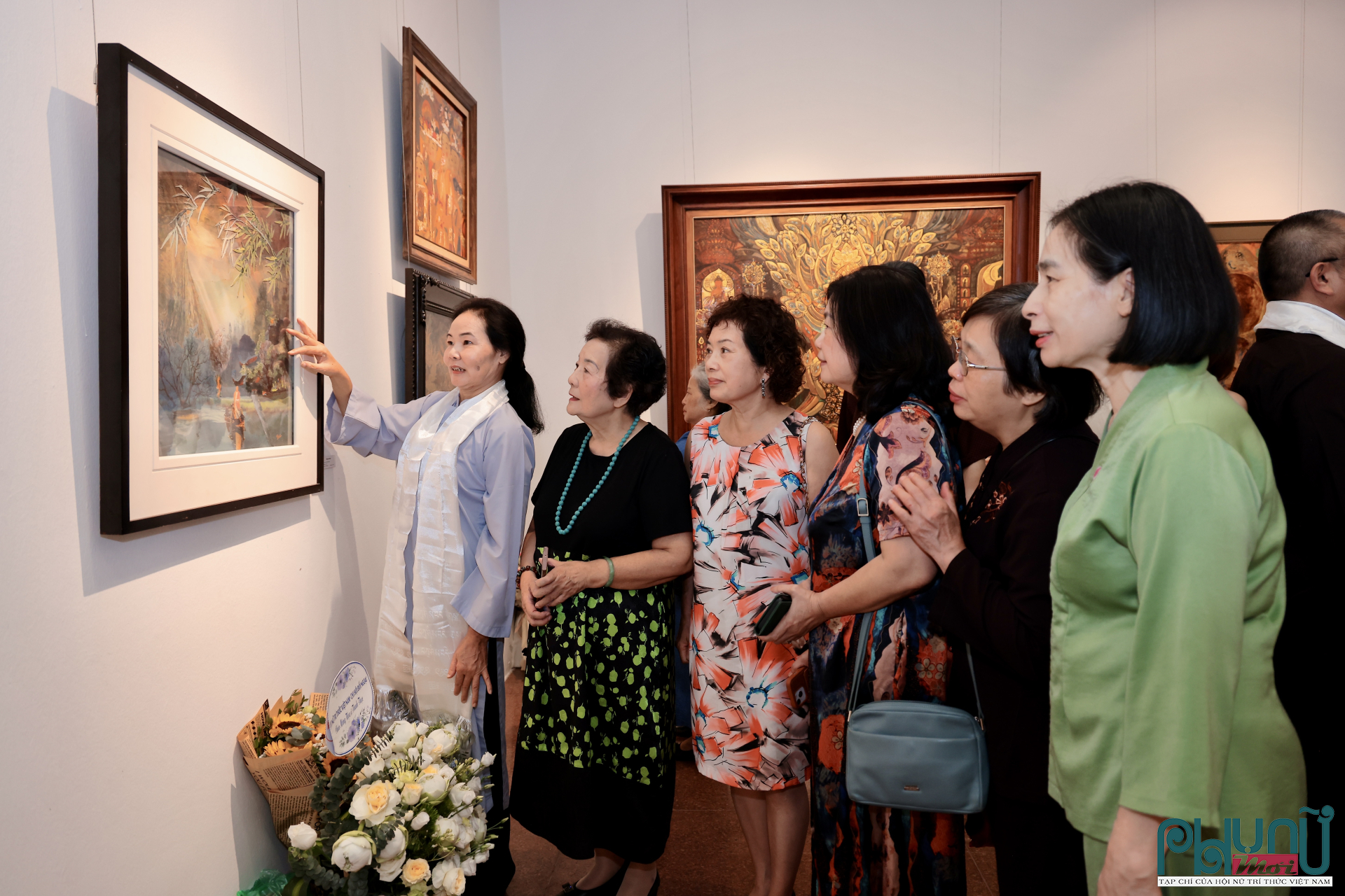 Họa sĩ Trần Thanh Thục giới thiệu tác phẩm “Hồi quy bản tự” với khách mời thưởng lãm