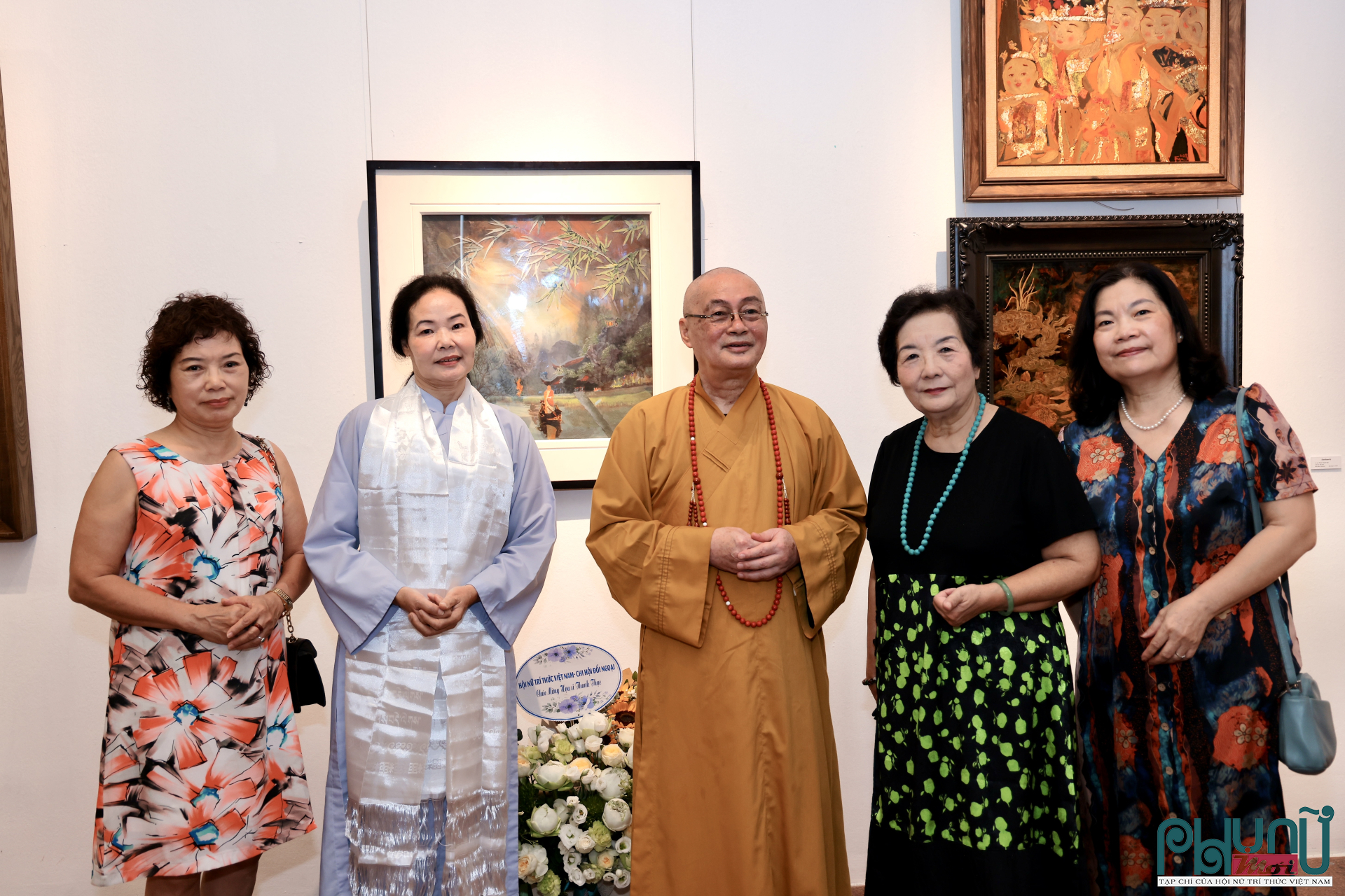 Thượng tọa Thích Minh Hiền chụp ảnh lưu niệm cùng họa sĩ Trần Thanh Thục và lãnh đạo Hội Nữ trí thức Việt Nam bên tác phẩm “Hồi quy bản tự”.