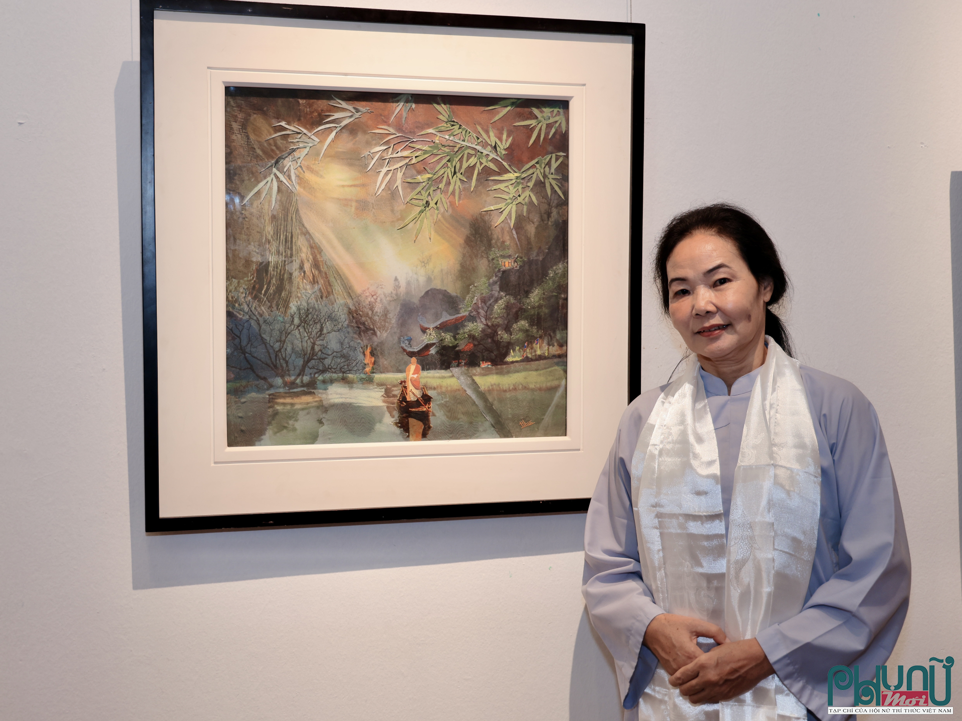 Họa sĩ Trần Thanh Thục bên tác phẩm “Hồi quy bản tự”