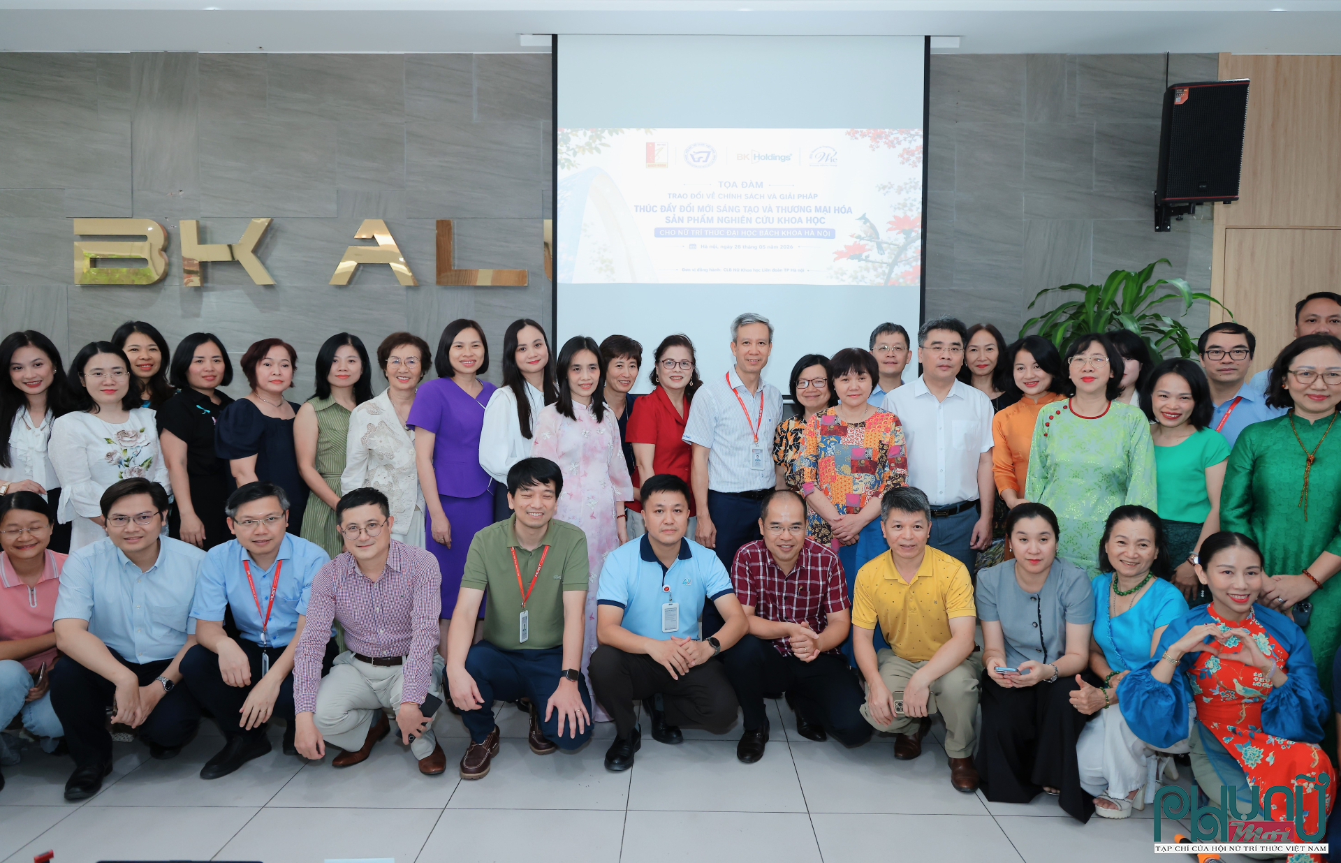 Các đại biểu chụp ảnh lưu niệm tại tọa đàm