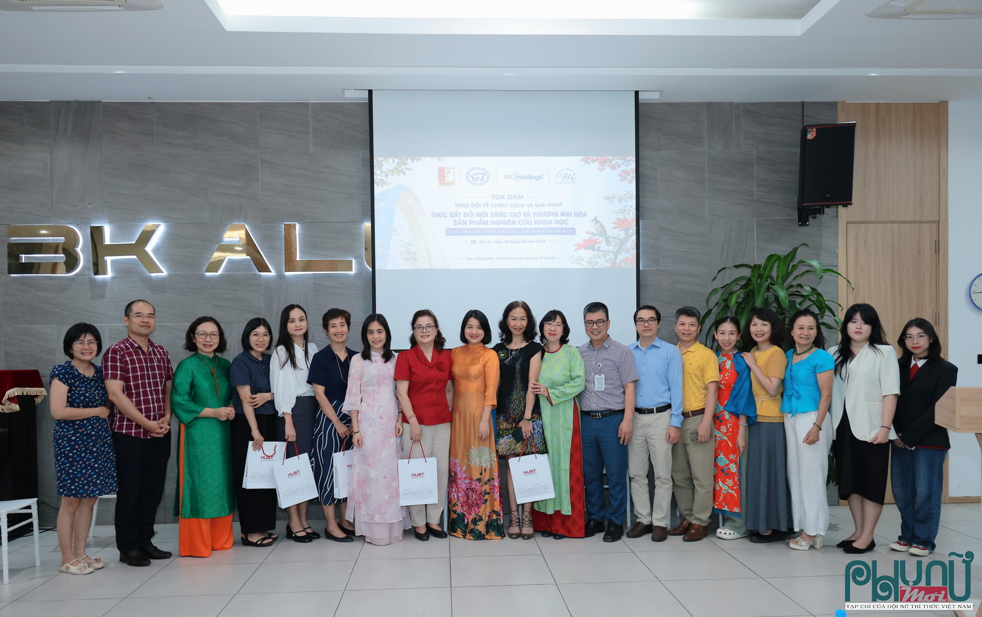 Các đại biểu chụp ảnh lưu niệm tại tọa đàm