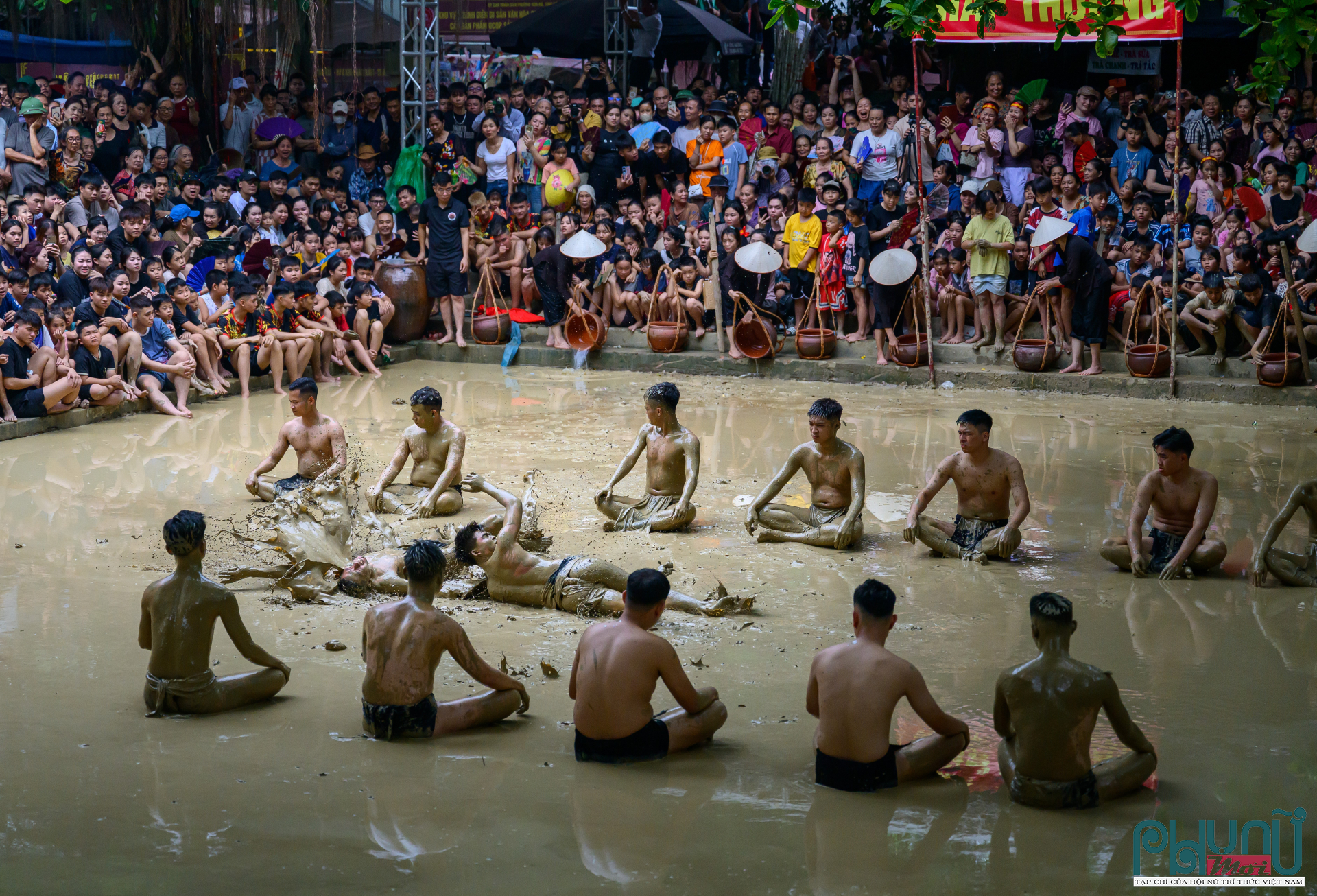 Tham gia tranh cầu là 16 “quân cầu” được tuyển chọn từ những thanh niên khỏe mạnh, có đạo đức tốt trong làng. Họ được chia thành hai đội Giáp Thượng và Giáp Hạ. Theo tục lệ truyền thống, trước ngày hội, các quân cầu phải thực hiện nhiều quy định kiêng kỵ để giữ thân tâm thanh sạch trước khi bước vào sân thánh. Ảnh: Vương Thành