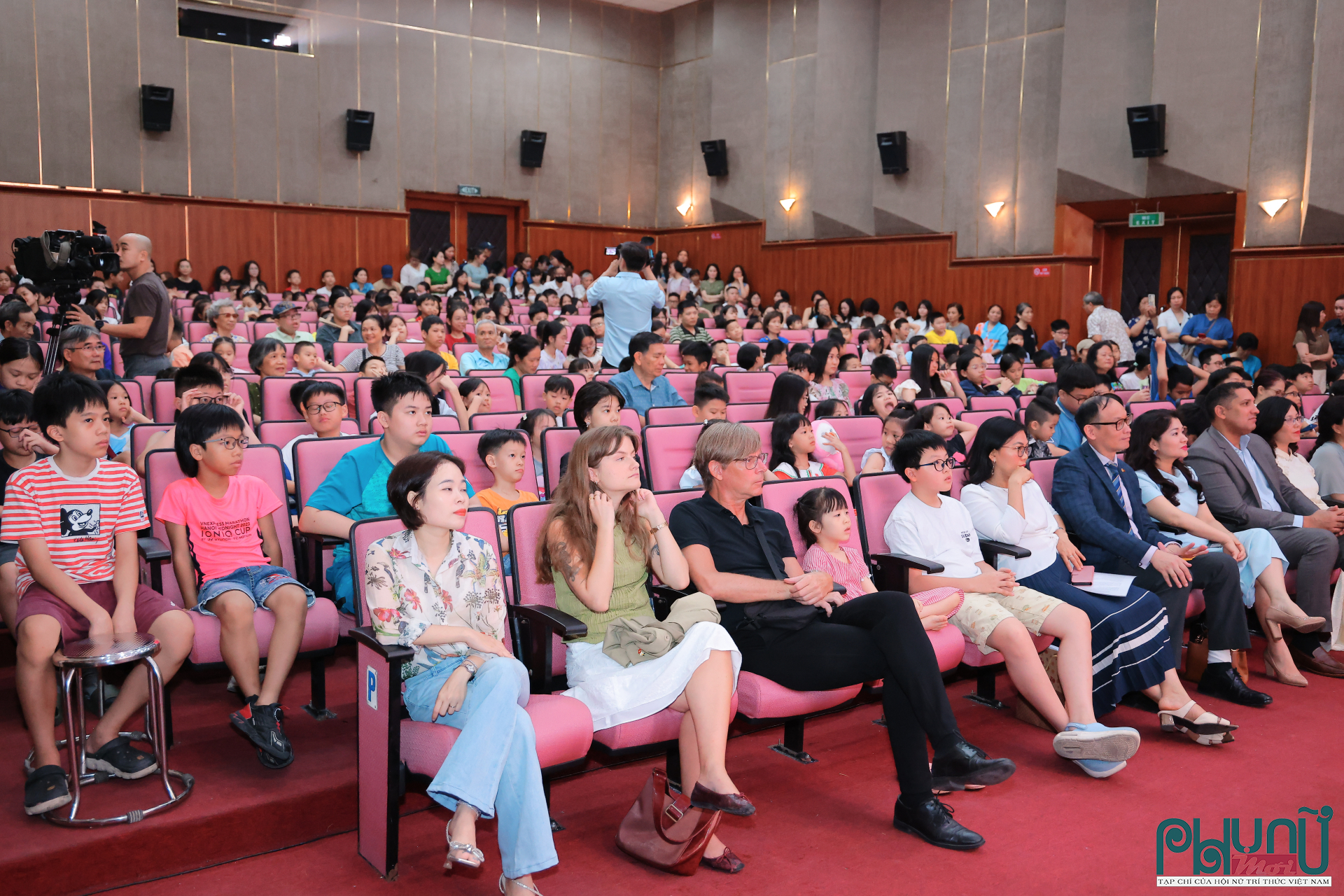 Khán giả nhí cùng khách mới tại buổi khai mạc