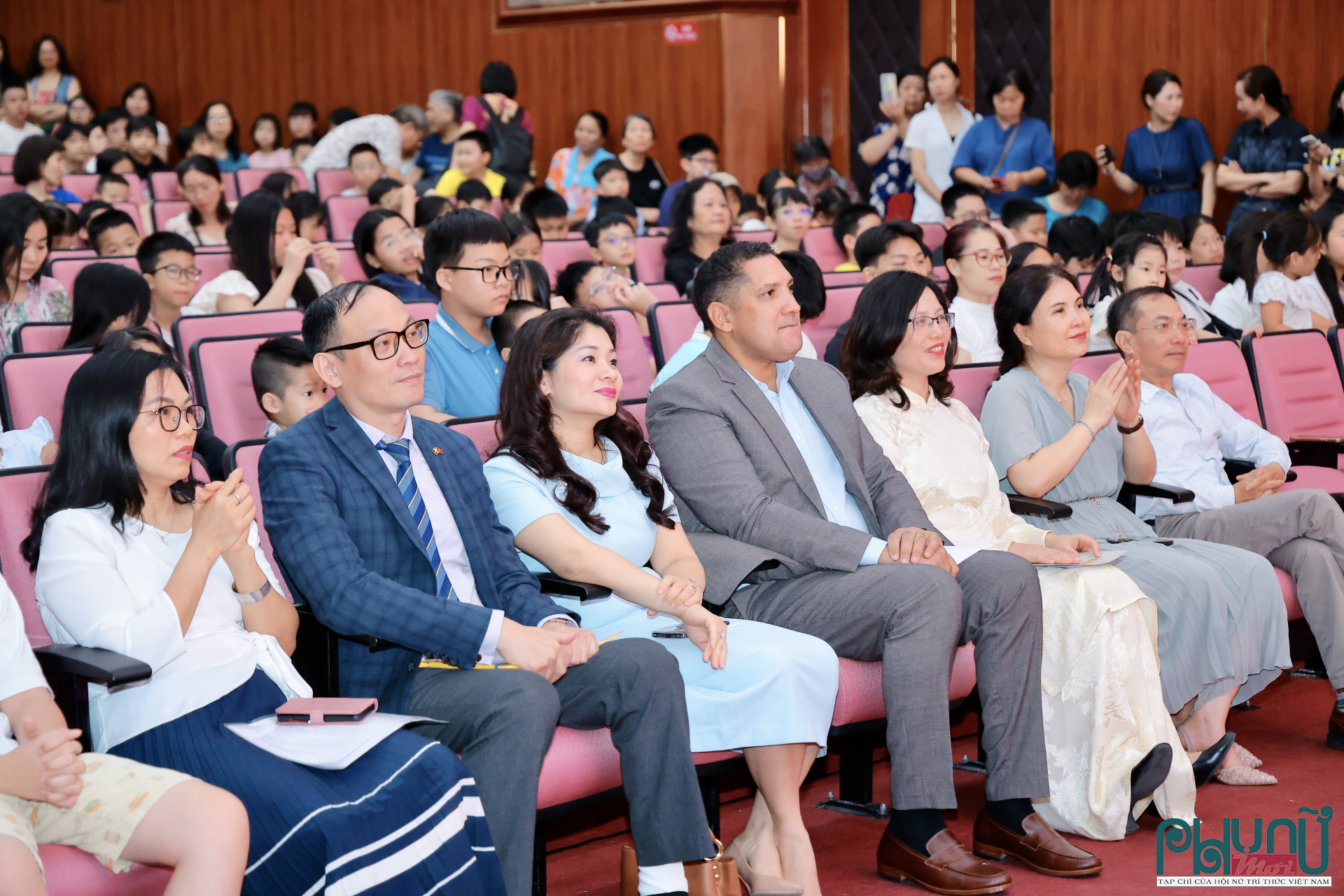 Các lãnh đạo, khách mời tham dự chương trình