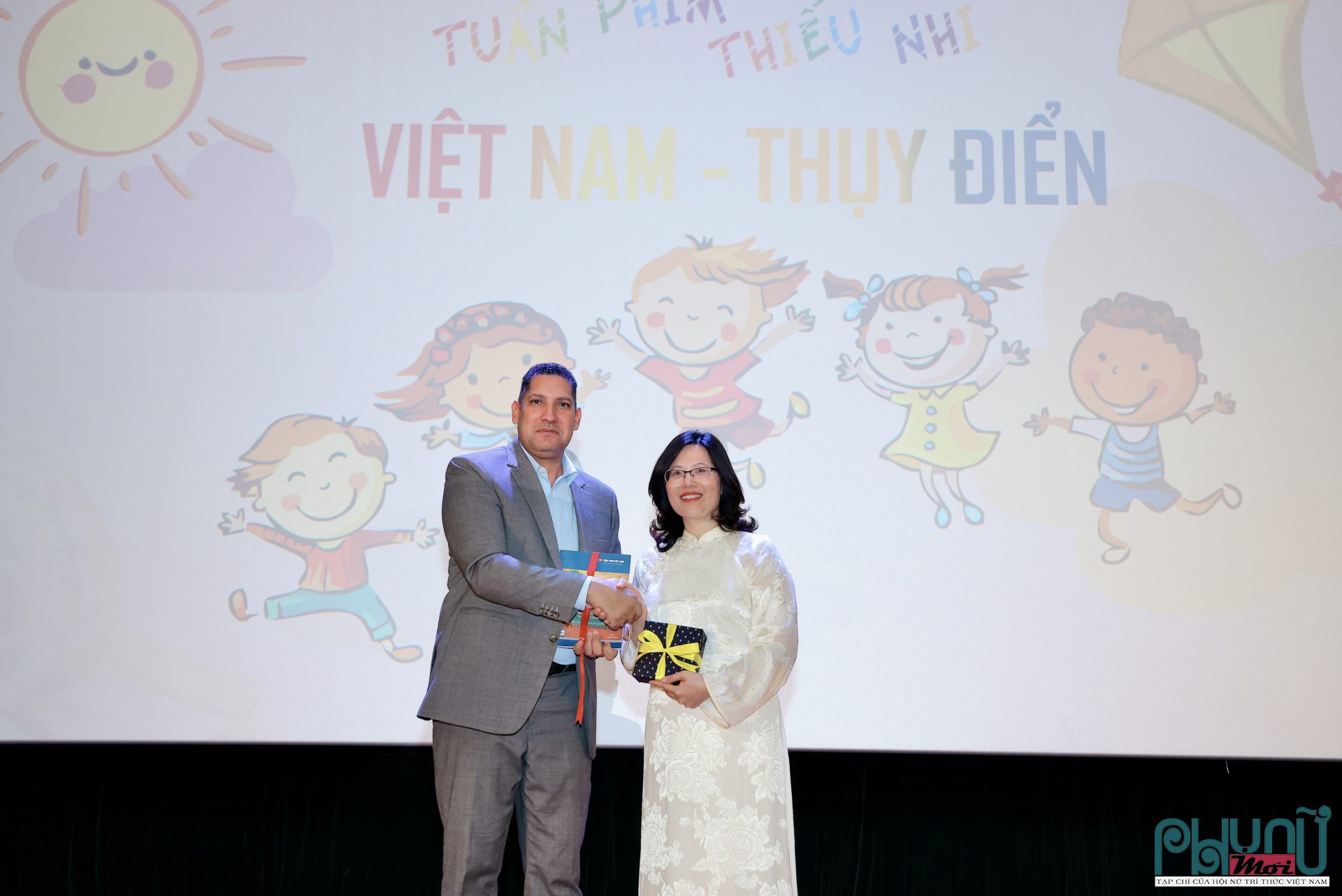 Đại sứ quán Thụy Điển cùng bà Lê Thị Hà, Viện trưởng Viện Phim Việt Nam tặng quà chụp ảnh lưu niệm