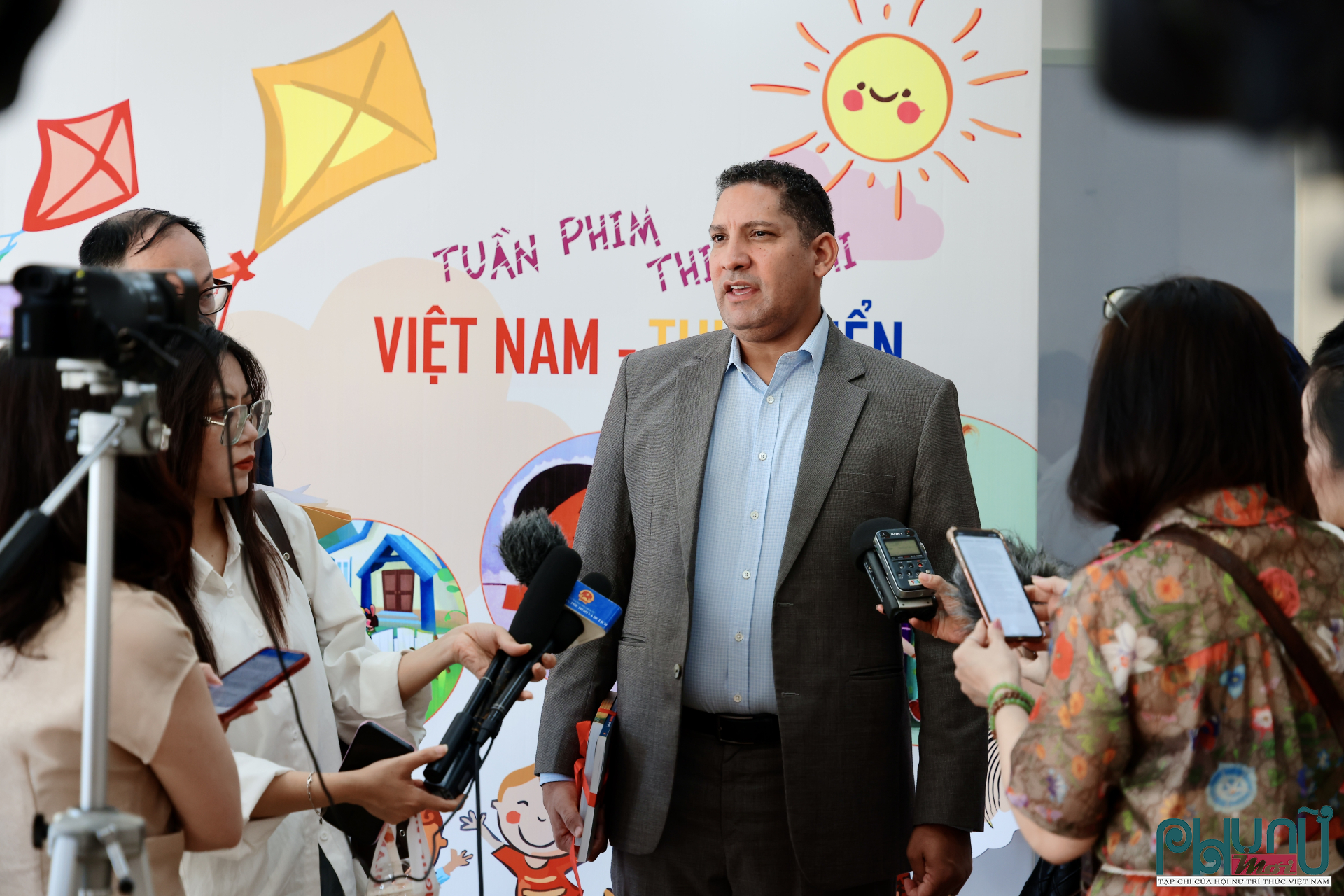 Đại sứ Thụy Điển tại Việt Nam, Johan Ndisi trả lời phỏng vấn báo chí