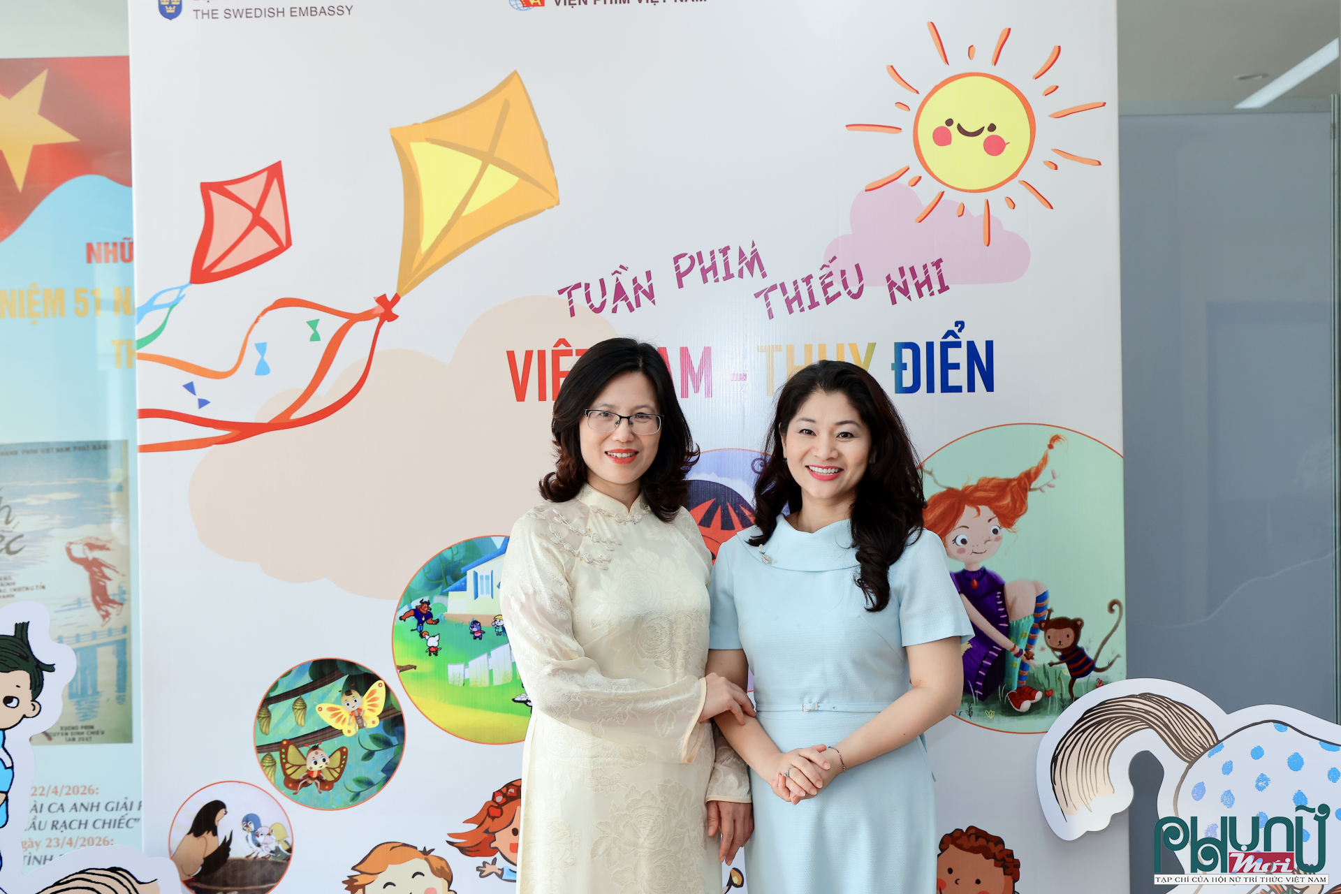 Bà Lê Thị Hà, Viện trưởng Viện Phim Việt Nam chụp ảnh lưu niệm cùng khách mời