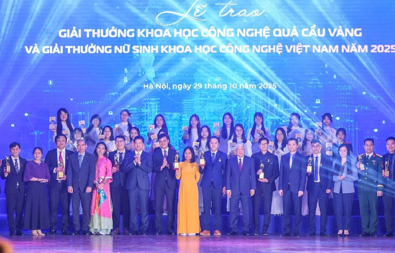 Các nhà khoa học trẻ nhận Giải thưởng KH-CN Quả Cầu Vàng năm 2025. Ảnh: TN