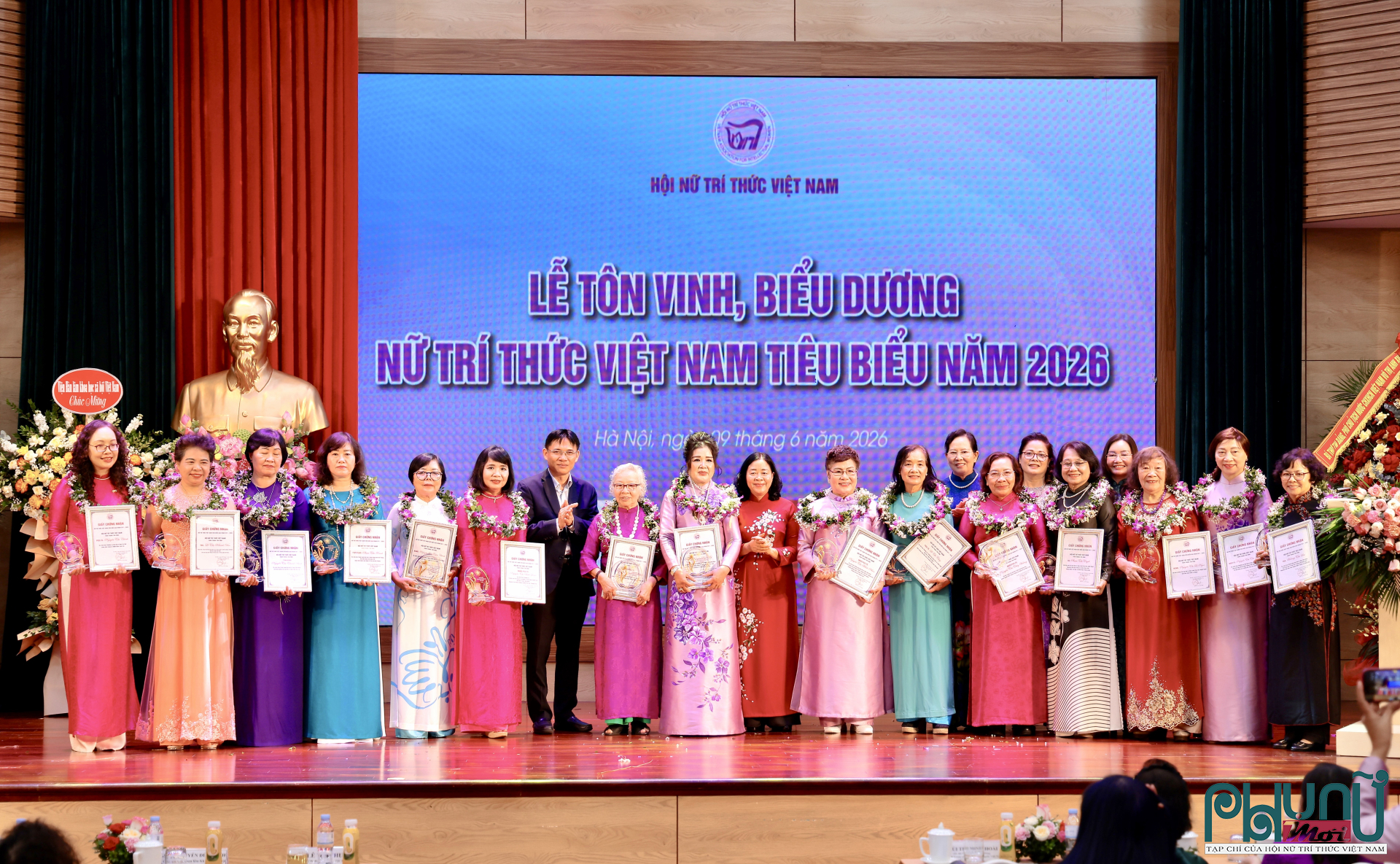 Bà Bùi Thị Minh Hoài, Ủy viên Bộ chính trị, Chủ tịch Ủy ban TW Mặt trận tổ quốc Việt Nam; GS.TS. Trần Hồng Thái, Ủy viên TW Đảng, Chủ tịch Viện Hàn lâm Khoa học Công nghệ Việt Nam và bà Lê Thị Thủy, Ủy viên Trung ương Đảng, Chủ tịch Hội LHPN Việt Nam tặng giấy chứng nhận, biểu trưng và hoa cho các nữ trí thức tiêu biểu được tôn vinh.