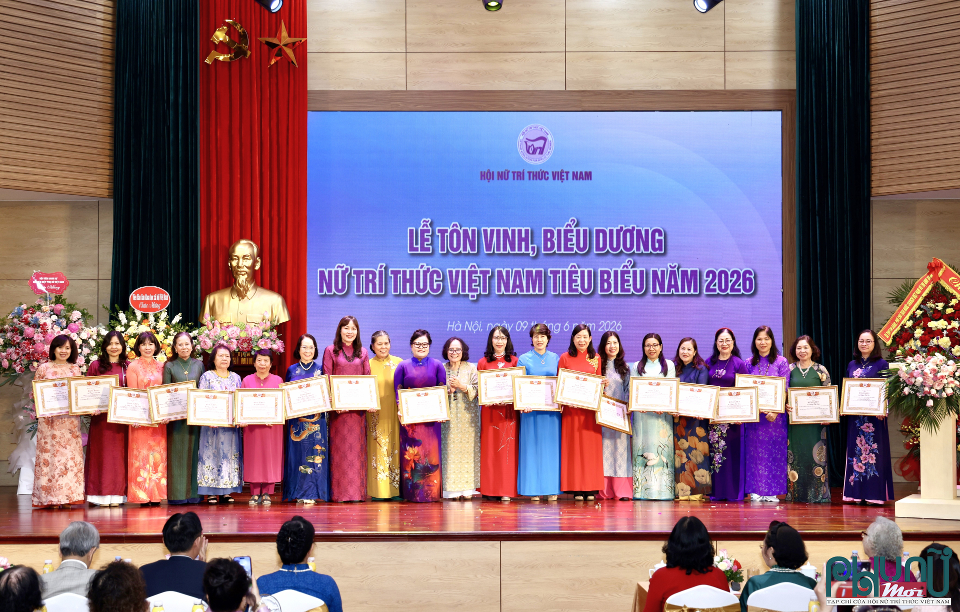 Bà Nguyễn Thị Thanh Hòa, Nguyên Ủy viên TW Đảng, Nguyên Chủ tịch Hội LHPN Việt Nam, Chủ tịch Hội Bảo vệ quyền trẻ em Việt Nam; TS. Phạm Thị Mỵ, Phó Chủ tịch Thường trực Hội Nữ trí thức Việt Nam trao Bằng khen cho hội viên, Nữ trí thức tiêu biểu.