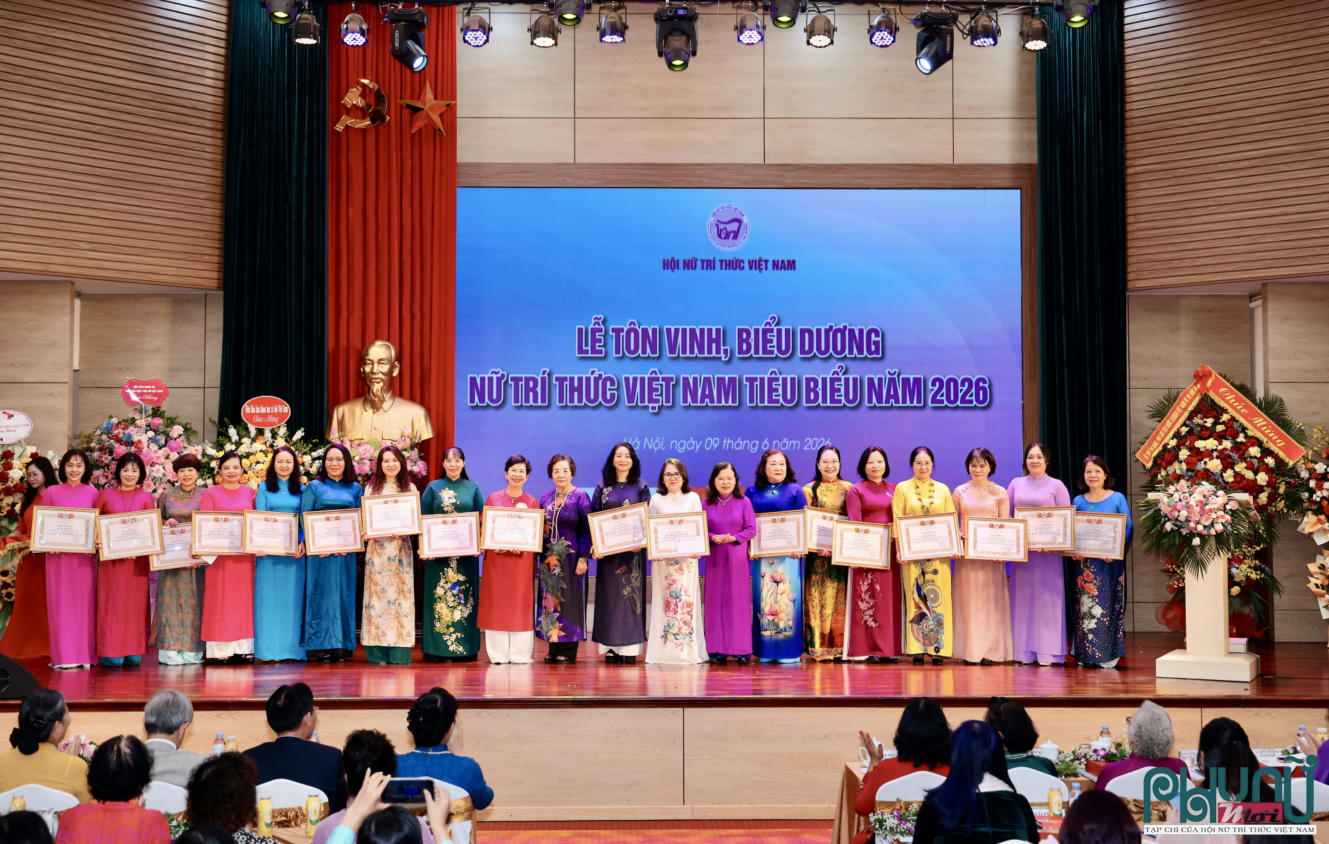 PGS.TS. Nguyễn Thị Xuyên, Chủ tịch Tổng hội Y học Việt Nam, Nguyên Thứ trưởng Bộ Y tế; Đại sứ Nguyễn Thị Hồi, Phó Chủ tịch Hội Nữ trí thức Việt Nam trao Bằng khen cho hội viên, Nữ trí thức tiêu biểu.