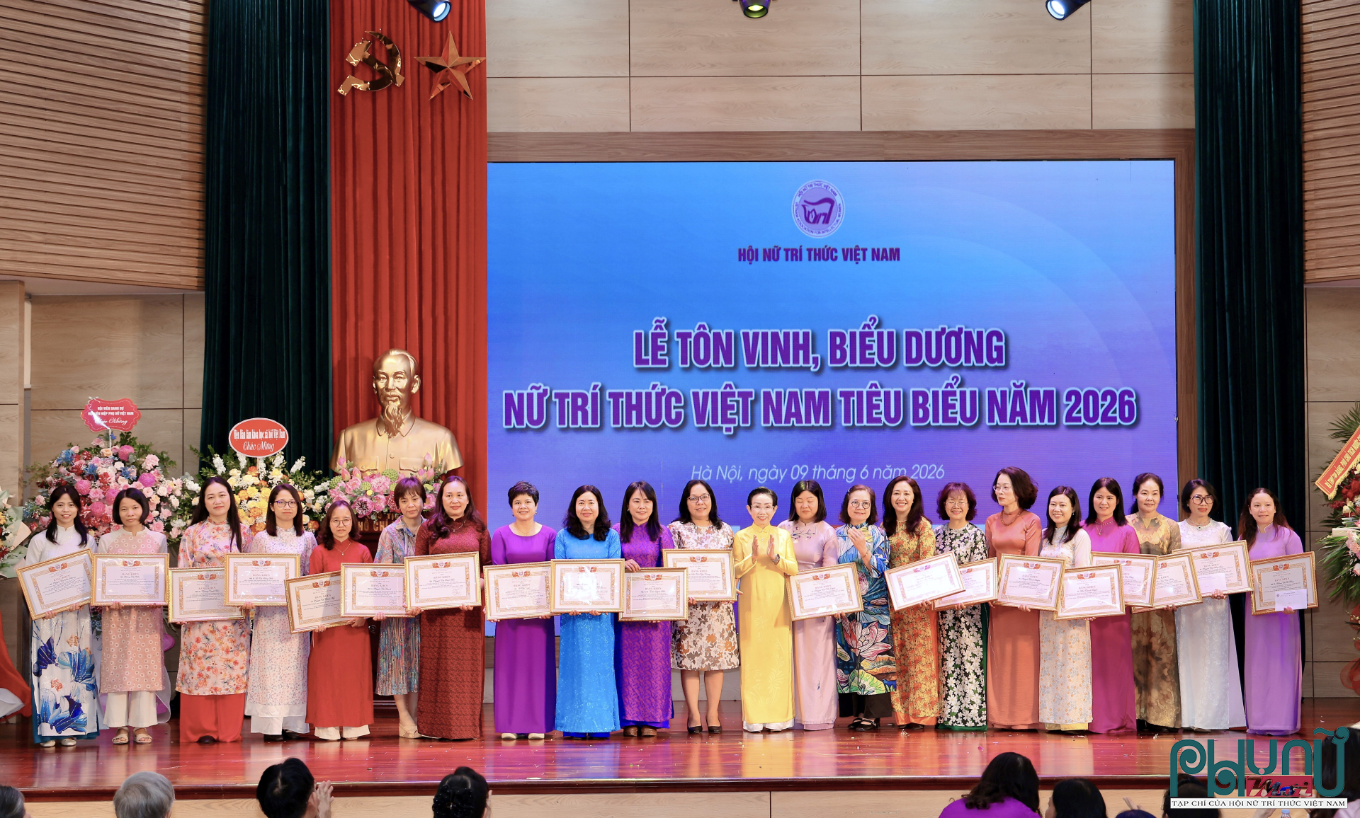 GS.TS. Lê Mai Hương, Phó Chủ tịch Hội Nữ trí thức Việt Nam; PGS.TS. Trương Thị Hiền, Phó Chủ tịch Hội Nữ trí thức Việt Nam trao Bằng khen cho hội viên, Nữ trí thức tiêu biểu.