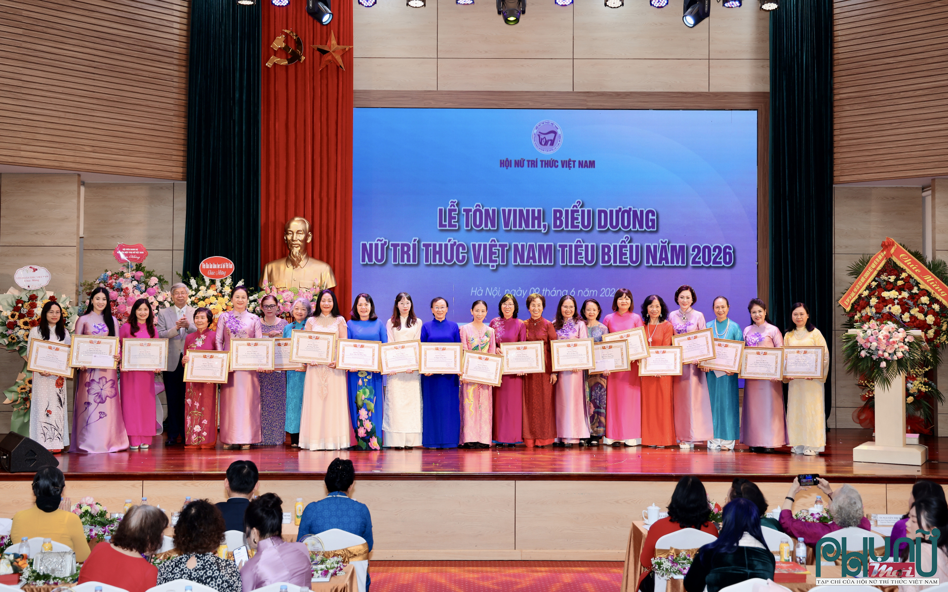 PGS.TS. Bùi Thị An,Phó Chủ tịch Hội Nữ trí thức Việt Nam; ThS. Hoàng Thị Ái Nhiên, Phó Chủ tịch Hội Nữ trí thức Việt Nam trao Bằng khen cho hội viên, Nữ trí thức tiêu biểu.