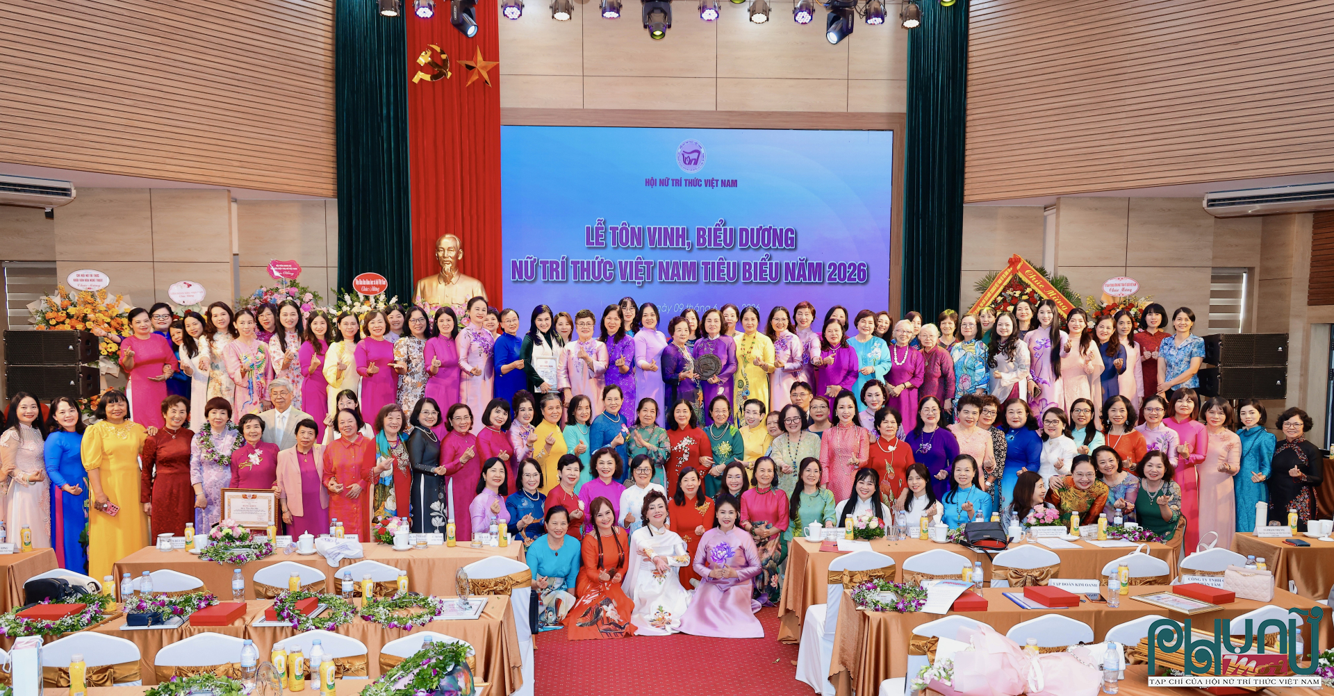 Các đại biểu chụp ảnh lưu niệm