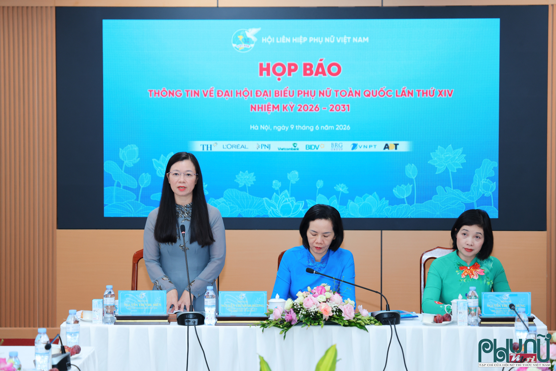 Bà Nguyễn Thị Thu Hiền (bên trái), Phó Chủ tịch Hội Liên hiệp Phụ nữ Việt Nam, trao đổi và giải đáp các câu hỏi của phóng viên tại họp báo.