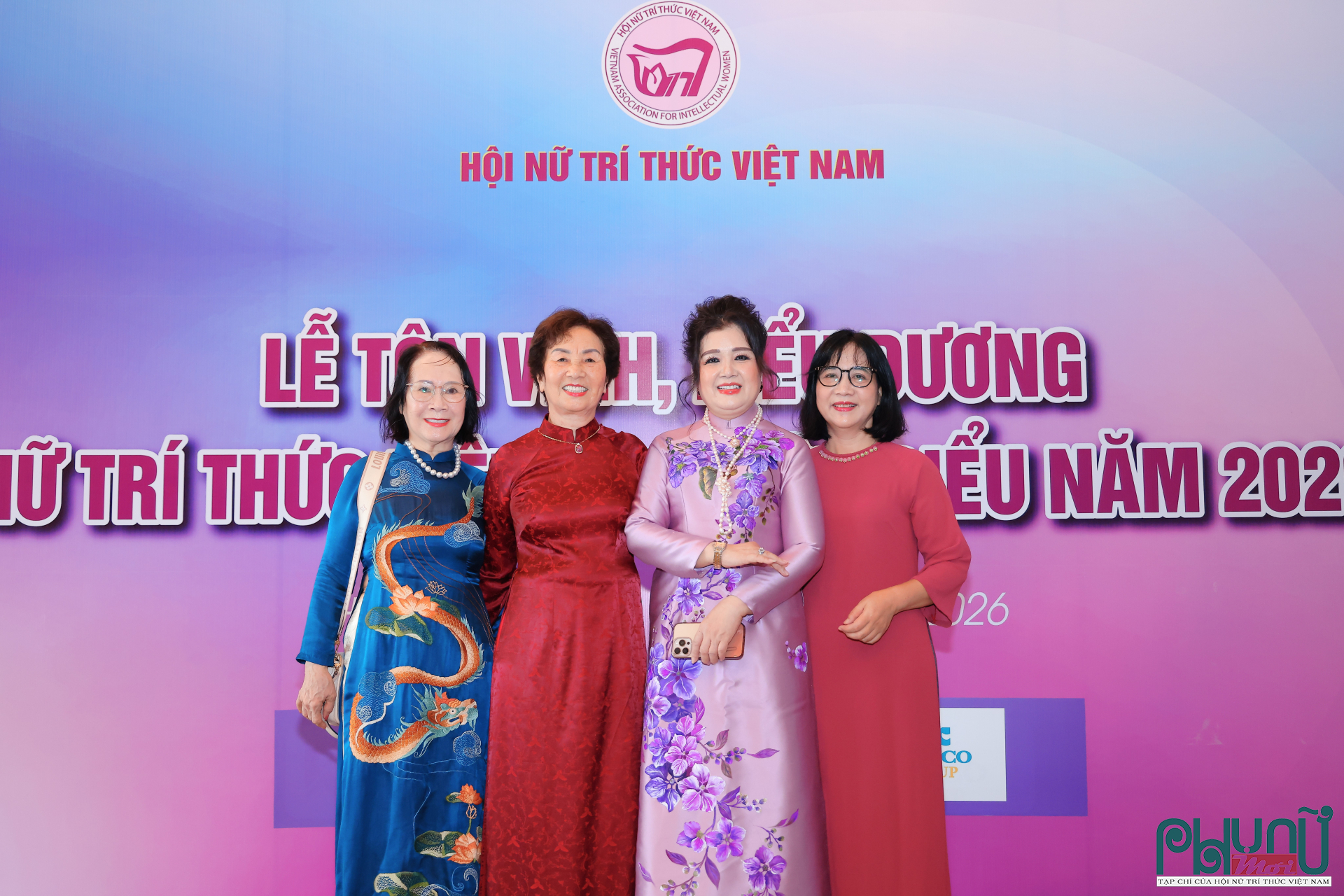Các đại biểu chụp ảnh lưu niệm
