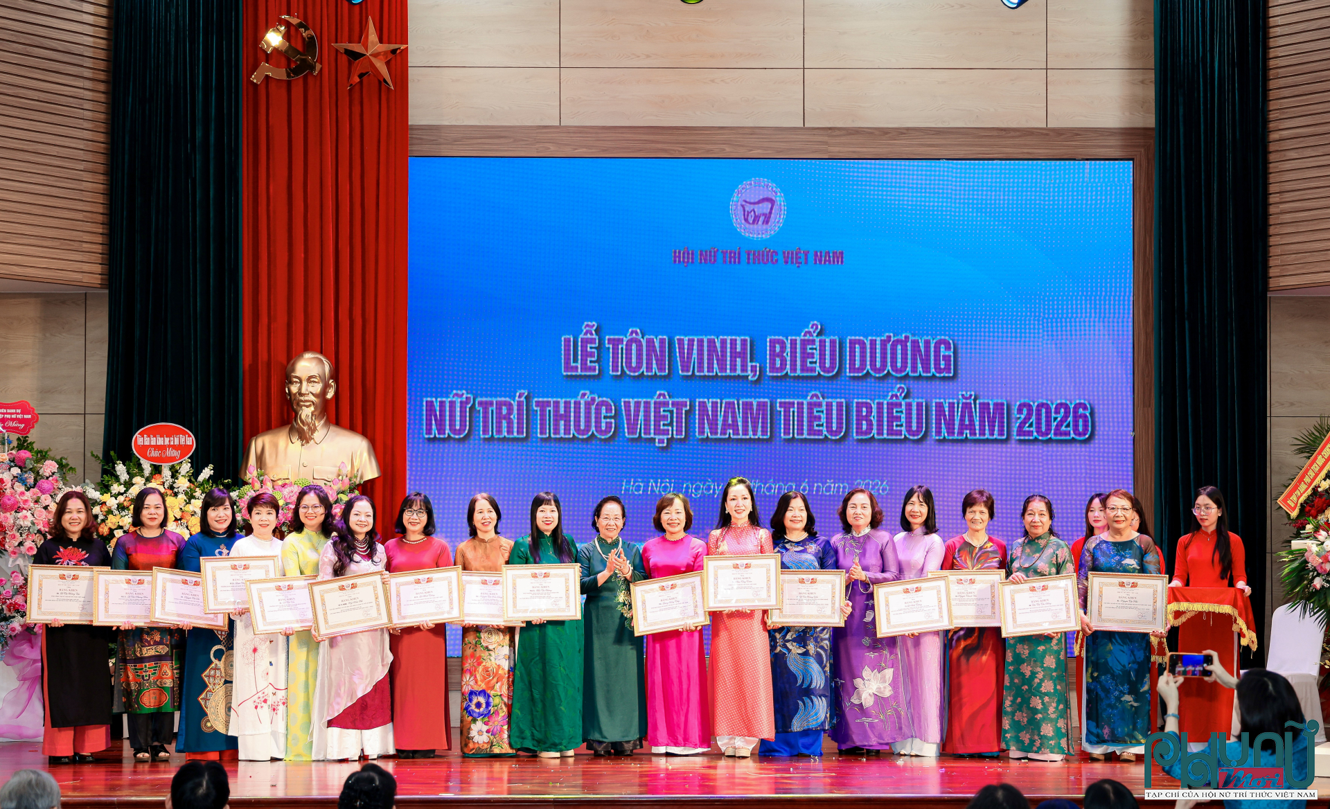 GS.TS. Nguyễn Thị Doan, Chủ tịch Danh dự Hội Nữ trí thức Việt Nam, Nguyên UVTW Đảng, Nguyên Phó Chủ tịch Nước CH XHCN Việt Nam; GS.TS. Lê Thị Hợp, Chủ tịch Hội Nữ trí thức Việt Nam trao Bằng khen cho hội viên nữ trí thức tiêu biểu.