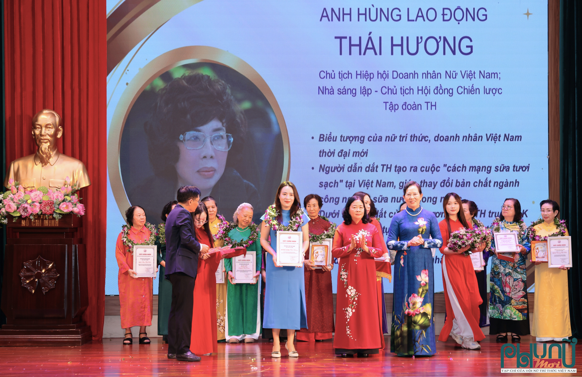 Đại diện Anh hùng Lao động Thái Hương, Nhà sáng lập, Chủ tịch Hội đồng Chiến lược Tập đoàn TH thay mặt bà nhận giấy chứng nhận, biểu trưng và hoa tại Lễ Tôn vinh và Biểu dương Nữ trí thức tiêu biểu năm 2026