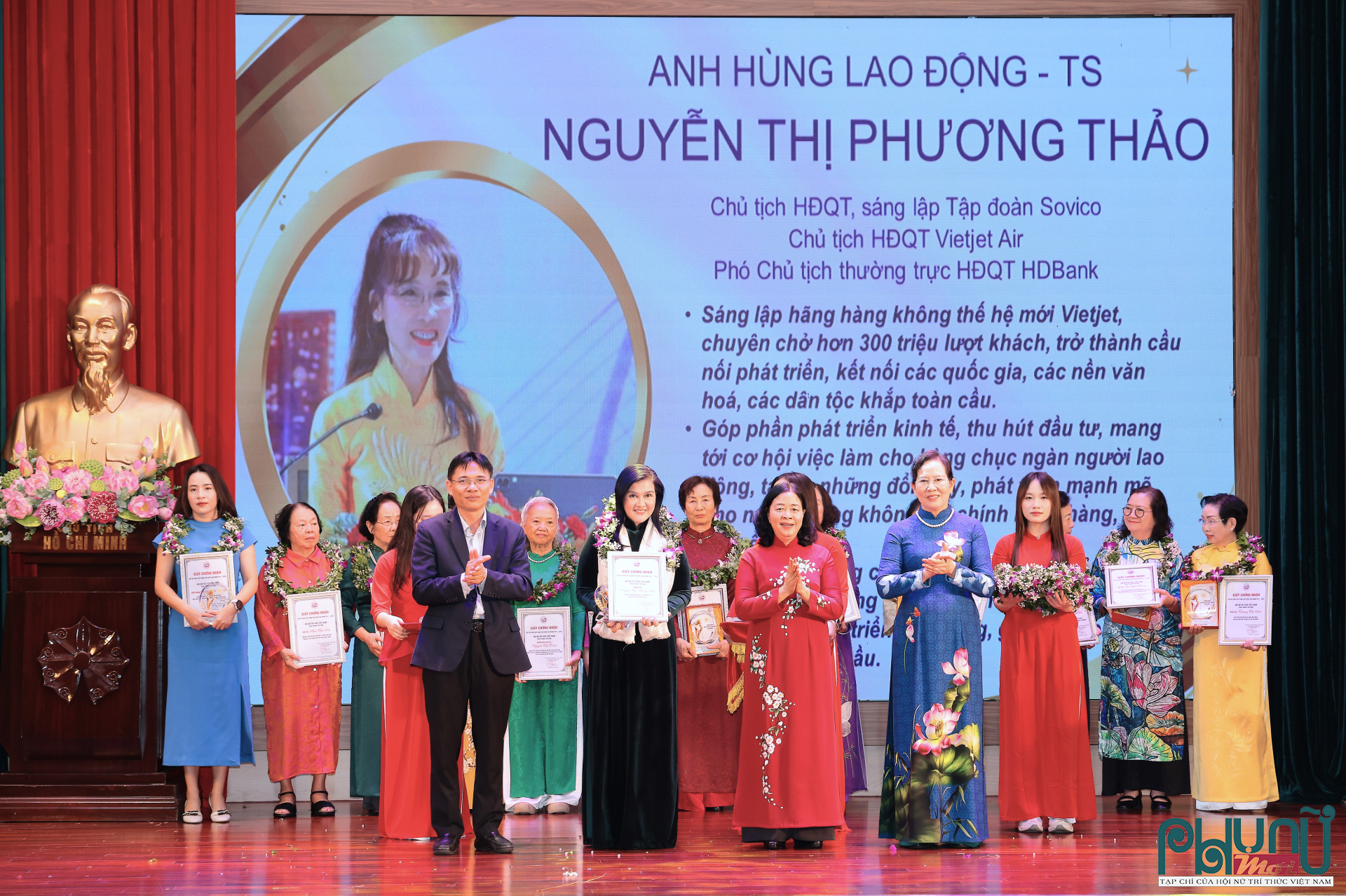 Đại diện AHLĐ. TS Nguyễn Thị Phương Thảo, Chủ tịch Hội đồng quản trị Tập đoàn Vietjet Air; Chủ tịch Hội đồng quản trị Tập đoàn Sovico thay mặt bà nhận giấy chứng nhận, biểu trưng và hoa tại lễ tôn vinh các nữ trí thức tiêu biểu