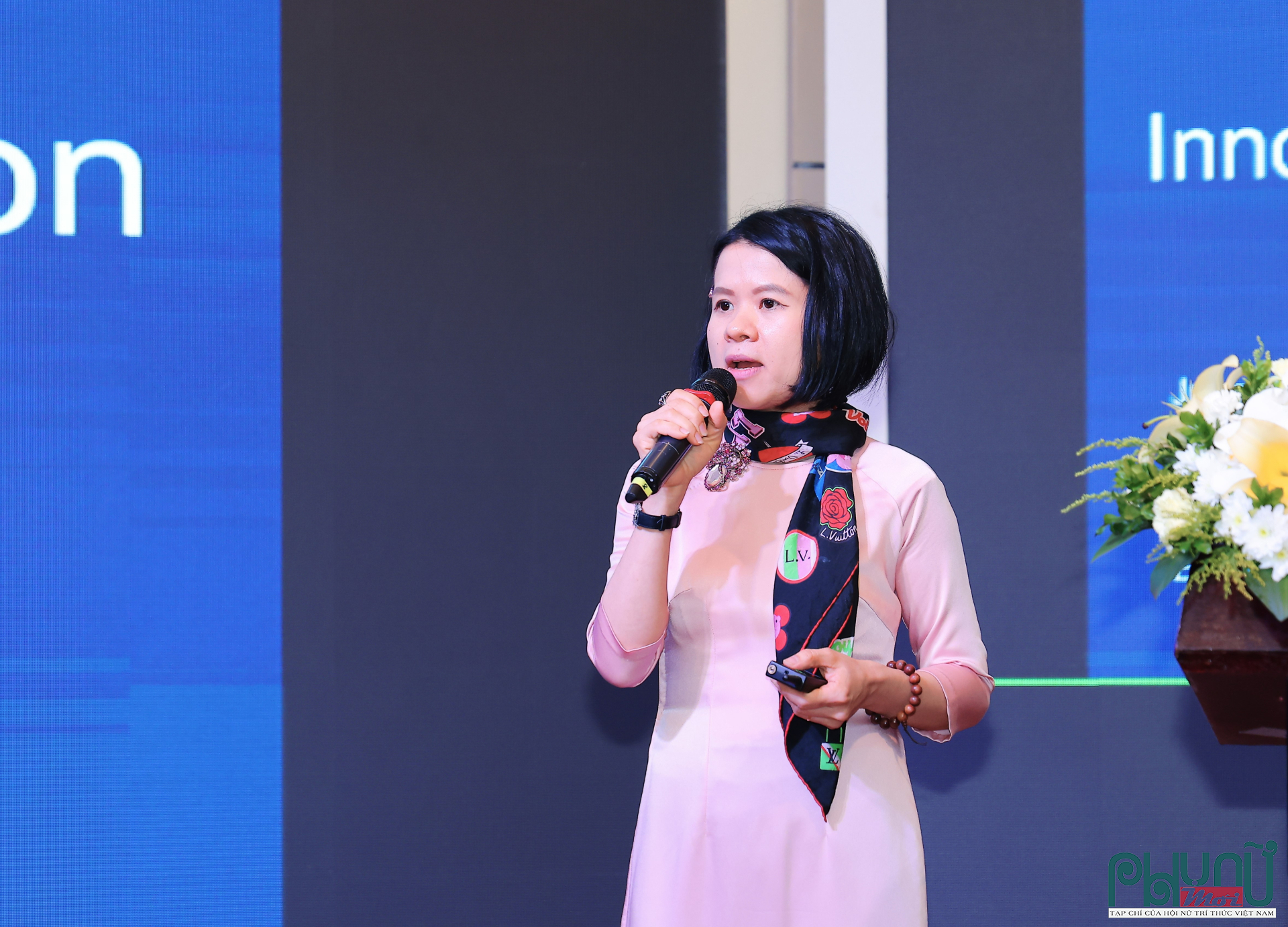 Bà Hoàng Hồng Hạnh, chia sẻ kinh nghiệm của Vương quốc Anh trong việc hỗ trợ phụ nữ tham gia đổi mới sáng tạo và thương mại hóa các kết quả nghiên cứu.