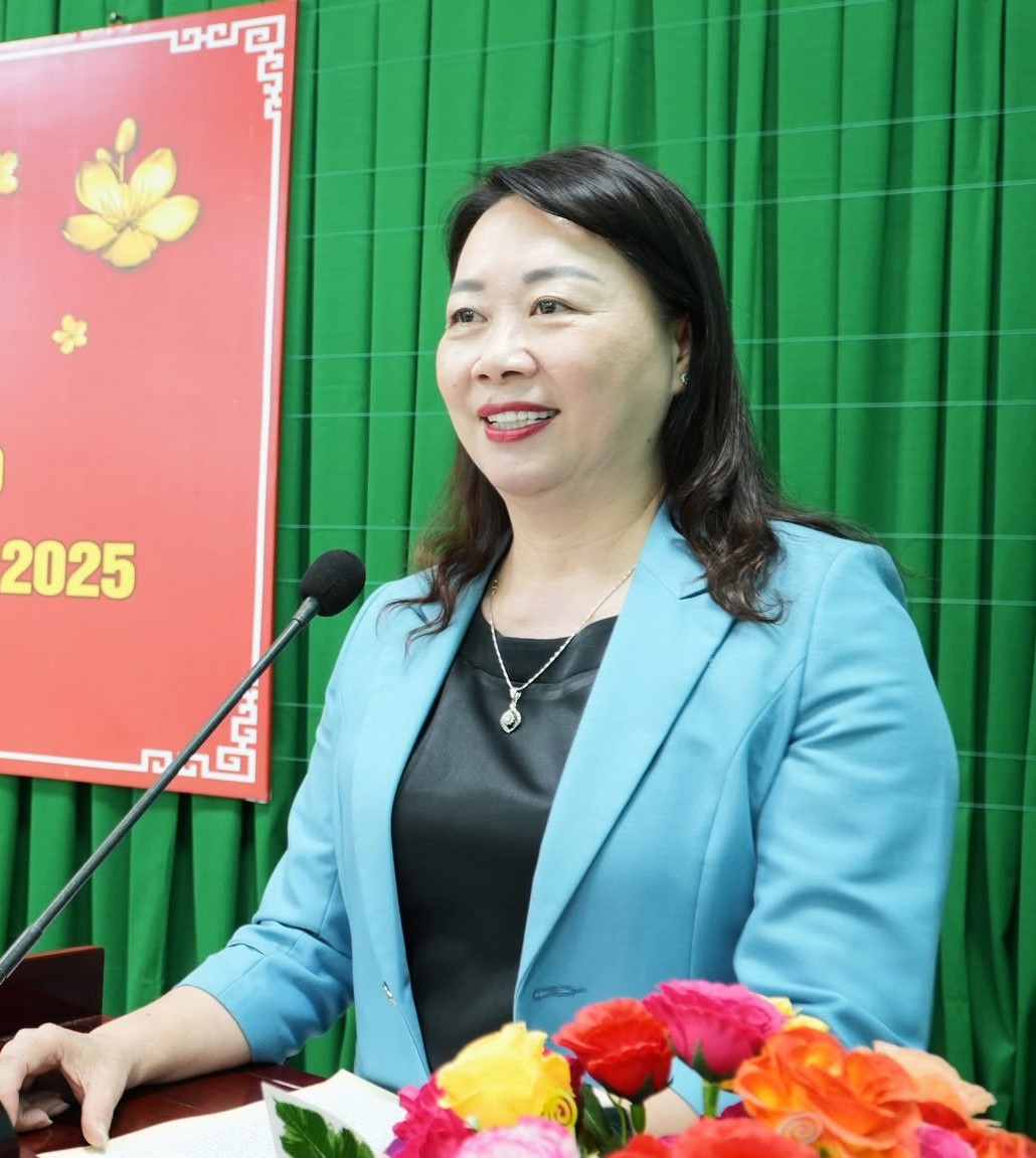 ThS Nguyễn Thị Ái Vân, Chủ tịch Hội Nữ trí thức thành phố Huế, Ủy viên Ban Thường vụ Thành ủy Huế, Phó Chủ tịch Thường trực Ủy ban Mặt trận Tổ quốc Việt Nam thành phố Huế.