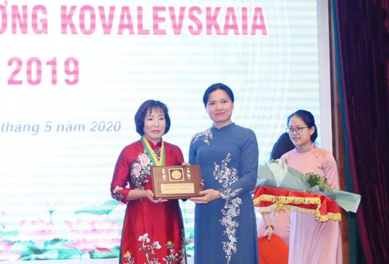 PGS.TS Trần Thị Thu Hà (bên trái), Viện Nghiên cứu và Phát triển Lâm nghiệp, Trường Đại học Nông Lâm, Đại học Thái Nguyên nhận Giải thưởng Kovalevskaia năm 2019.