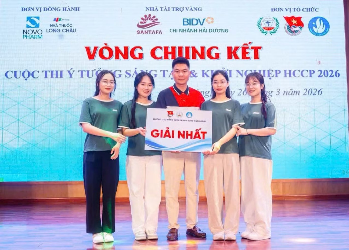 Diệp Anh cùng đội thi tại lễ trao giải Cuộc thi Ý tưởng sáng tạo và khởi nghiệp cấp trường. Ảnh: NV