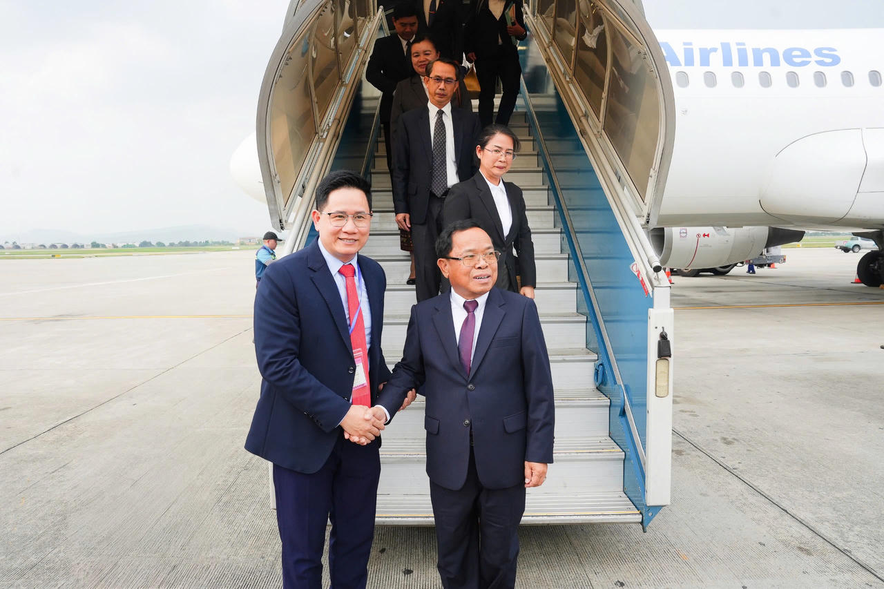 Vụ trưởng Vụ Hợp tác quốc tế Nguyễn Hữu Huyên chào mừng Ủy viên Bộ Chính trị, Phó Thủ tướng Chính phủ, Bộ trưởng Bộ Tư pháp Lào.