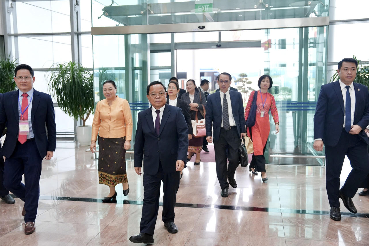 Ủy viên Bộ Chính trị, Phó Thủ tướng Chính phủ, Bộ trưởng Bộ Tư pháp Khăm-phăn Phôm-ma-thắt đến sân bay Nội Bài, bắt đầu chuyến thăm và làm việc tại Việt Nam.
