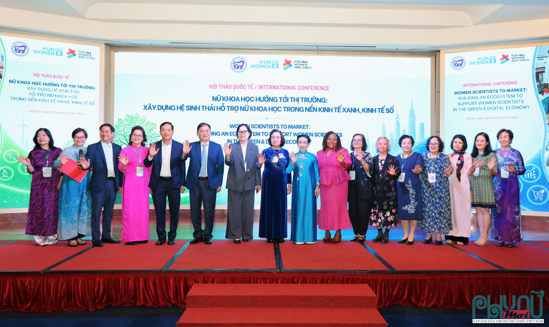 Các đại biểu chụp ảnh lựu niệm tại Hội thảo quốc tế “Nữ khoa học hướng tới thị trường: Xây dựng hệ sinh thái hỗ trợ nữ khoa học trong nền kinh tế xanh, kinh tế số”.