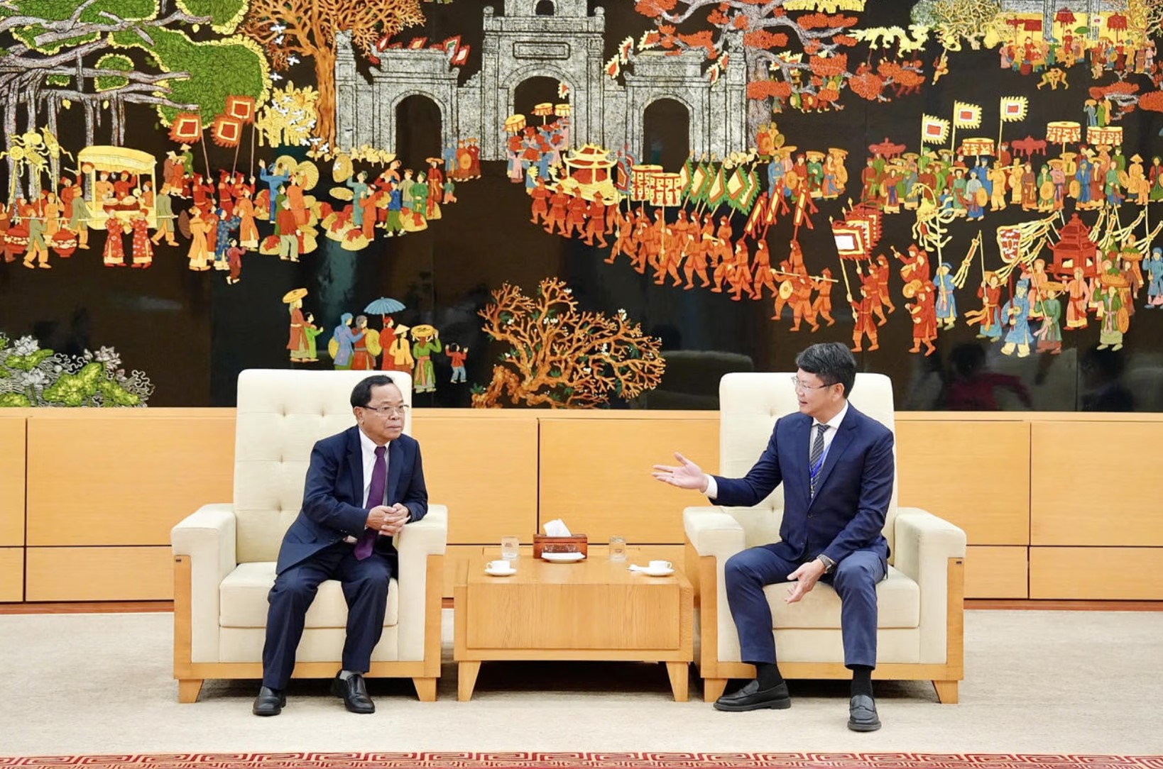 Thứ trưởng Bộ Tư pháp Việt Nam Nguyễn Thanh Tịnh chào mừng Ủy viên Bộ Chính trị, Phó Thủ tướng Chính phủ, Bộ trưởng Bộ Tư pháp Lào Khăm-phăn Phôm-ma-thắt.