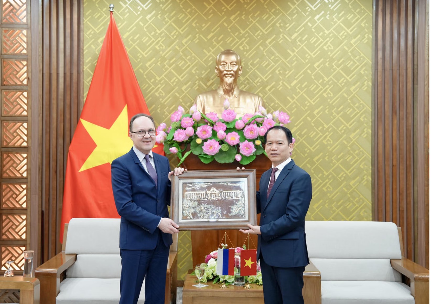 Bộ trưởng Hoàng Thanh Tùng tặng quà lưu niệm cho Đại sứ Bezdetko Gennady Stepanovich.
