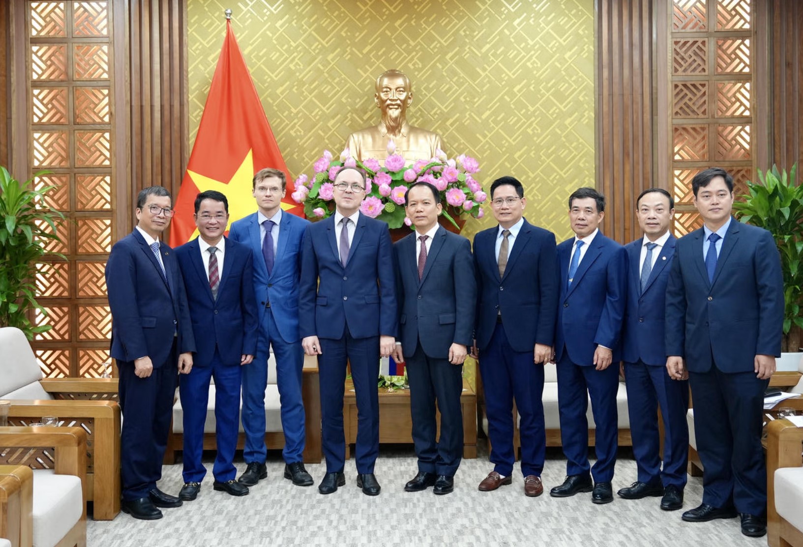 Bộ trưởng Hoàng Thanh Tùng chụp ảnh lưu niệm cùng Đại sứ Bezdetko Gennady Stepanovich.